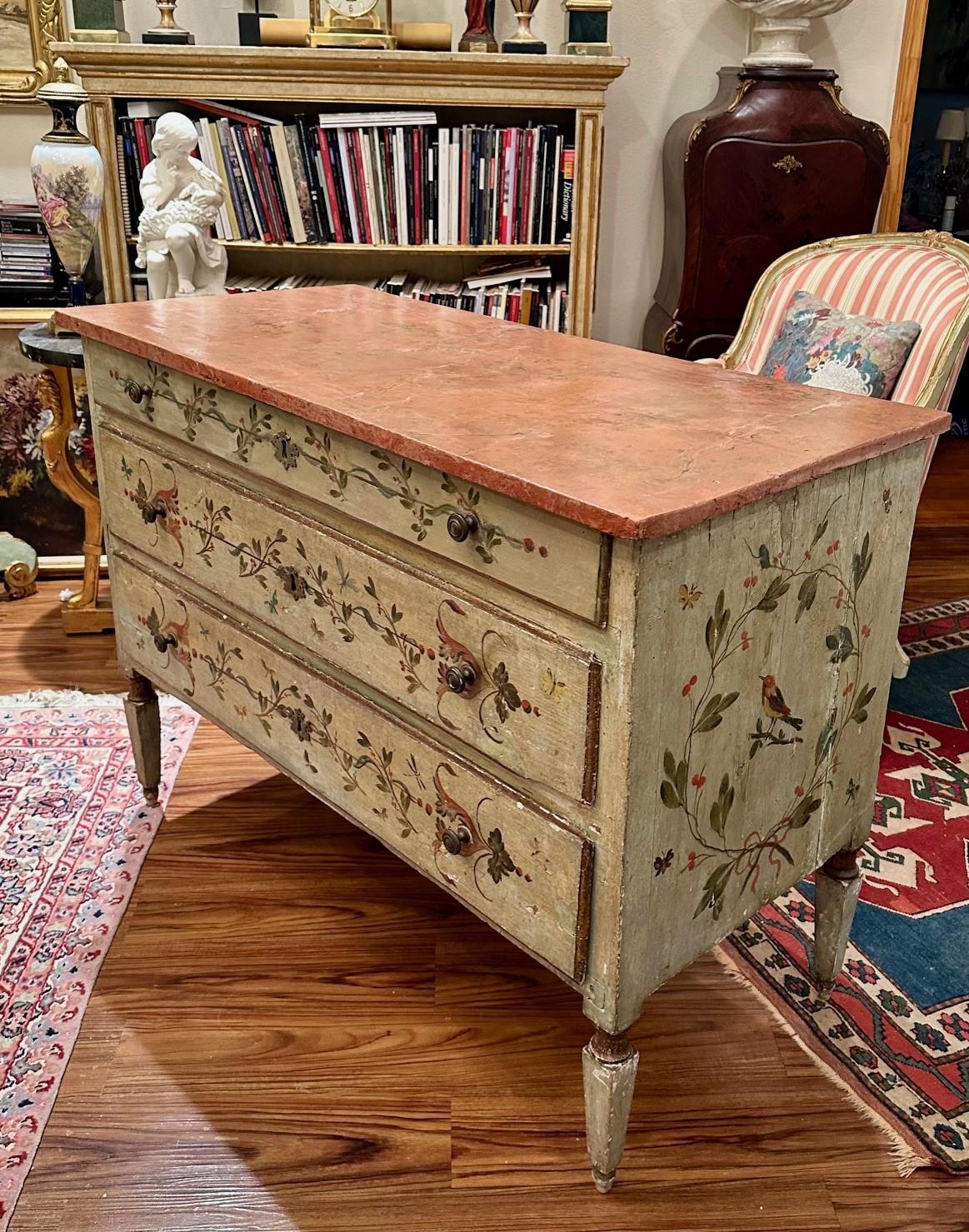 Cassettiera neoclassica dipinta in policromia e con piano in finto marmo del XVIII secolo.

Cassettone italiano a tre cassetti elaborato e dipinto a mano del XVIII secolo. Probabilmente Firenze. È decorato con l'originale vernice verde chiaro con