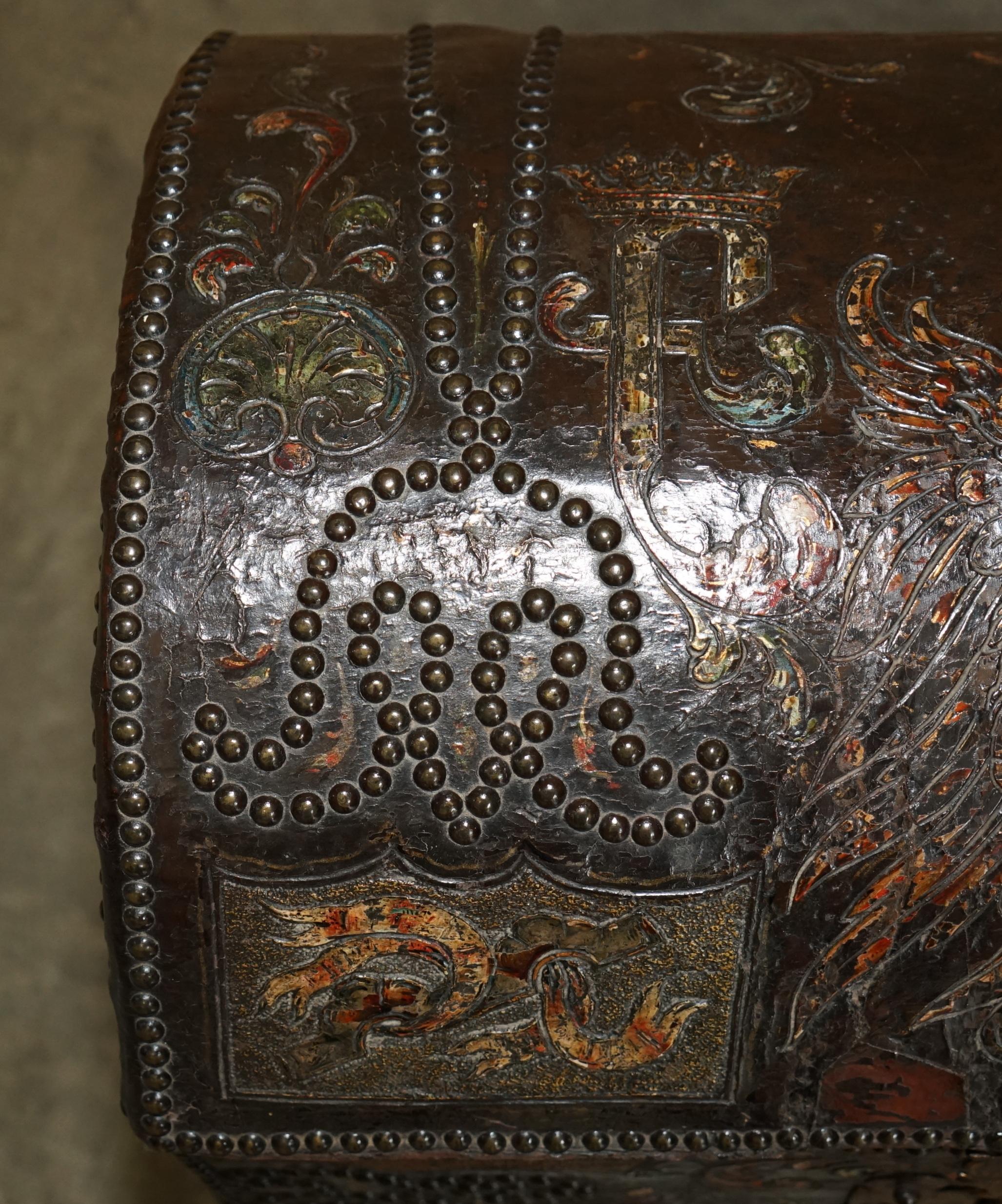 PIEDI IN NOCE INCISIVI IN POLICROMO DEL 18° SECOLO ARMORAIL CREST TRUNK in vendita 2
