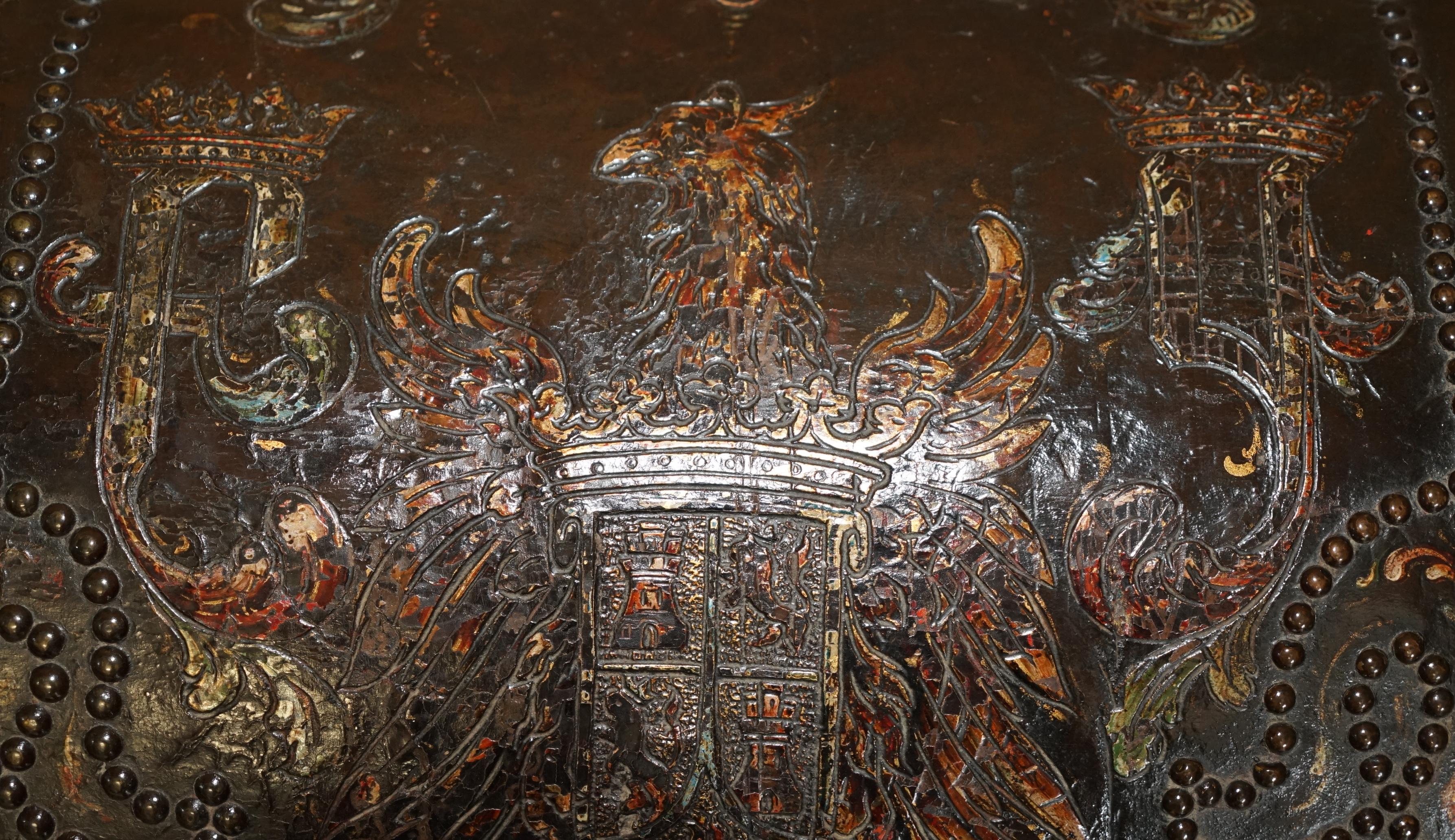 PIEDI IN NOCE INCISIVI IN POLICROMO DEL 18° SECOLO ARMORAIL CREST TRUNK in vendita 4