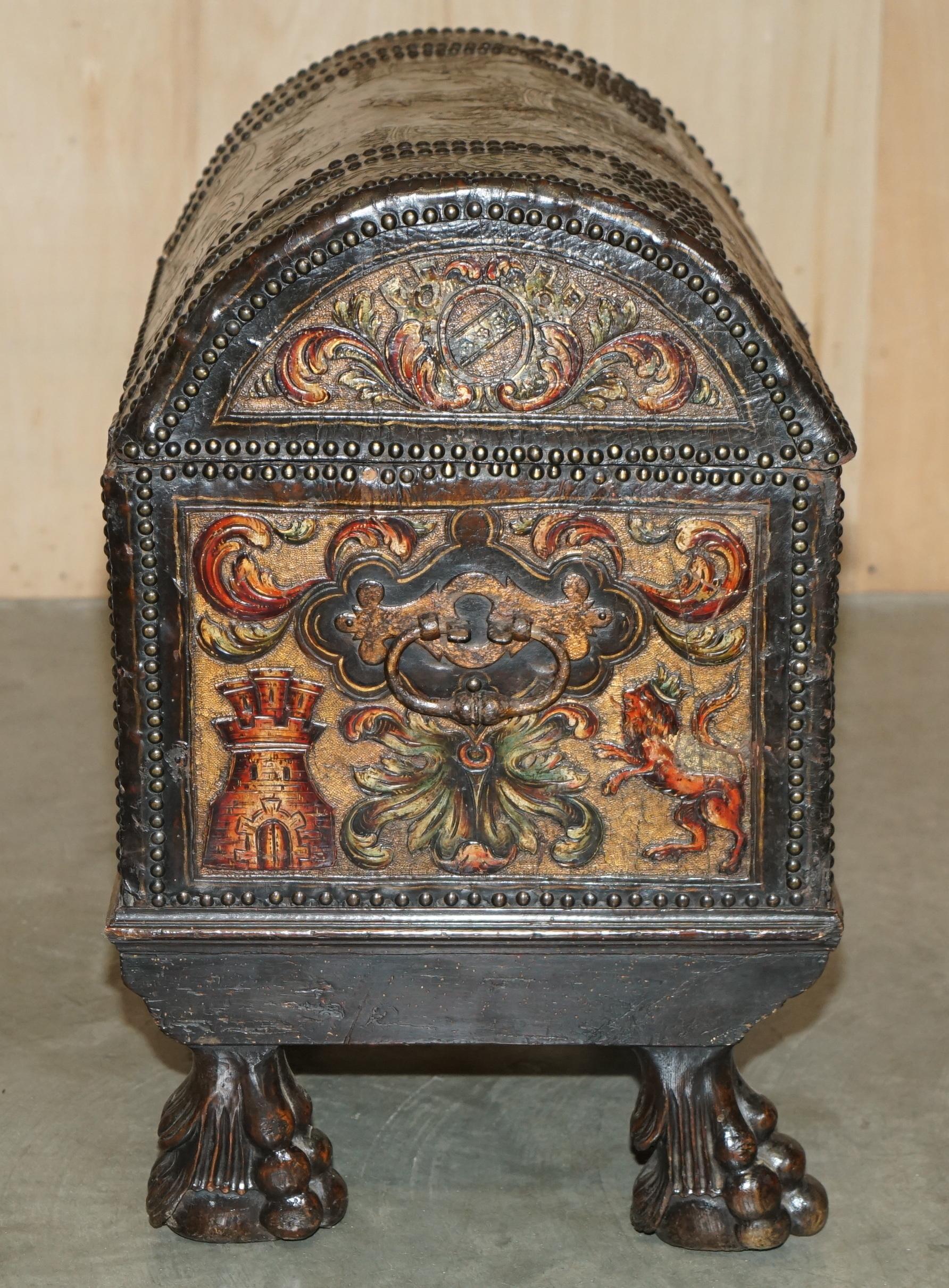 PIEDI IN NOCE INCISIVI IN POLICROMO DEL 18° SECOLO ARMORAIL CREST TRUNK in vendita 5