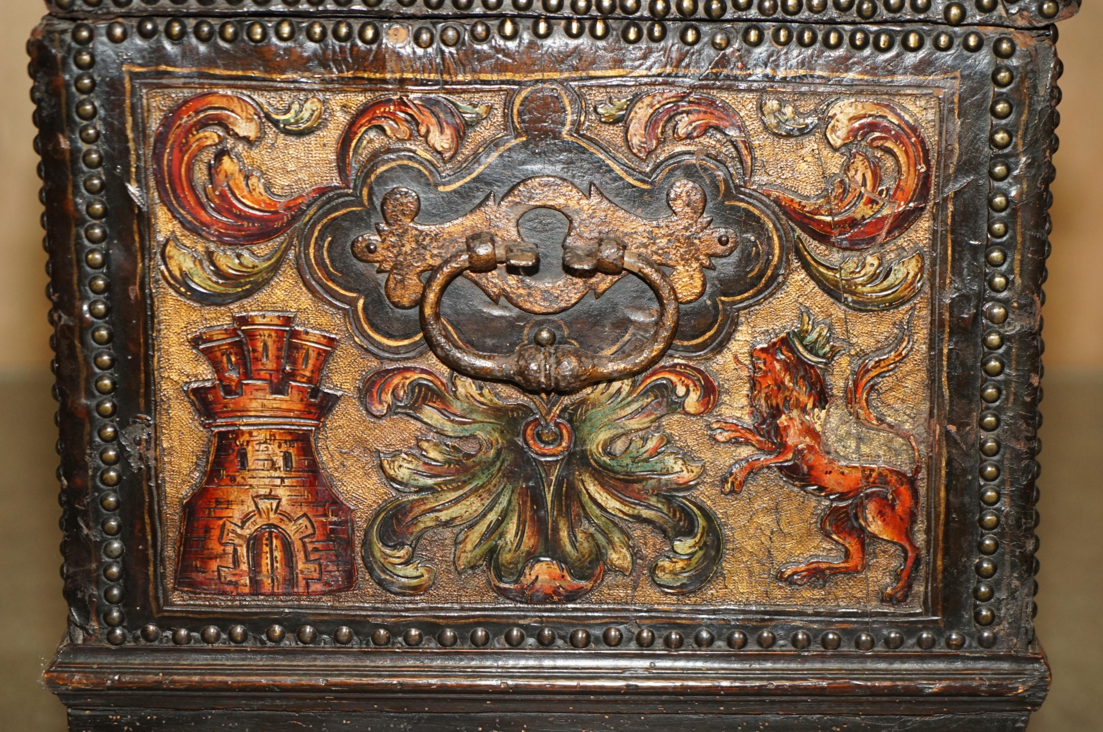 PIEDI IN NOCE INCISIVI IN POLICROMO DEL 18° SECOLO ARMORAIL CREST TRUNK in vendita 6