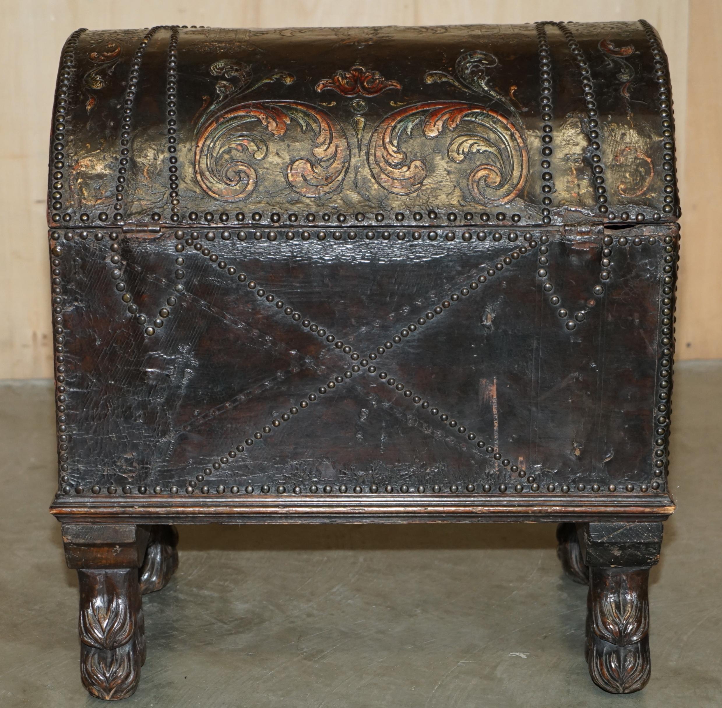 PIEDI IN NOCE INCISIVI IN POLICROMO DEL 18° SECOLO ARMORAIL CREST TRUNK in vendita 7