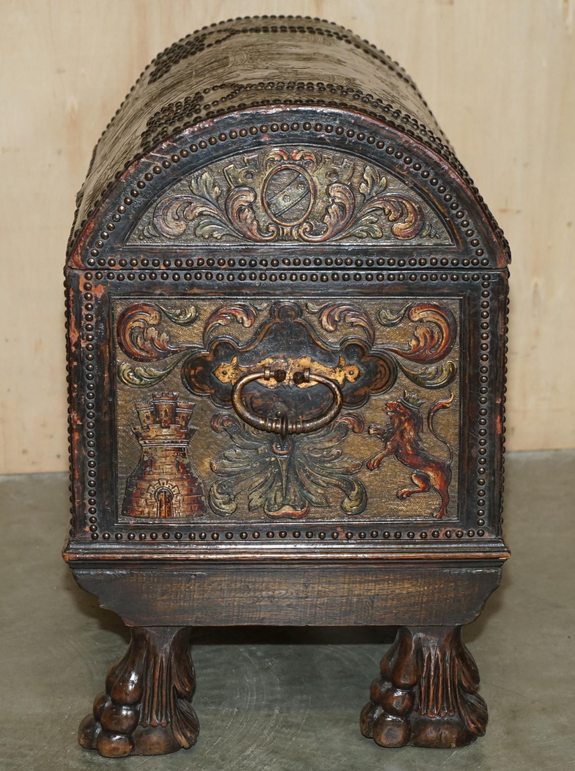 PIEDI IN NOCE INCISIVI IN POLICROMO DEL 18° SECOLO ARMORAIL CREST TRUNK in vendita 8