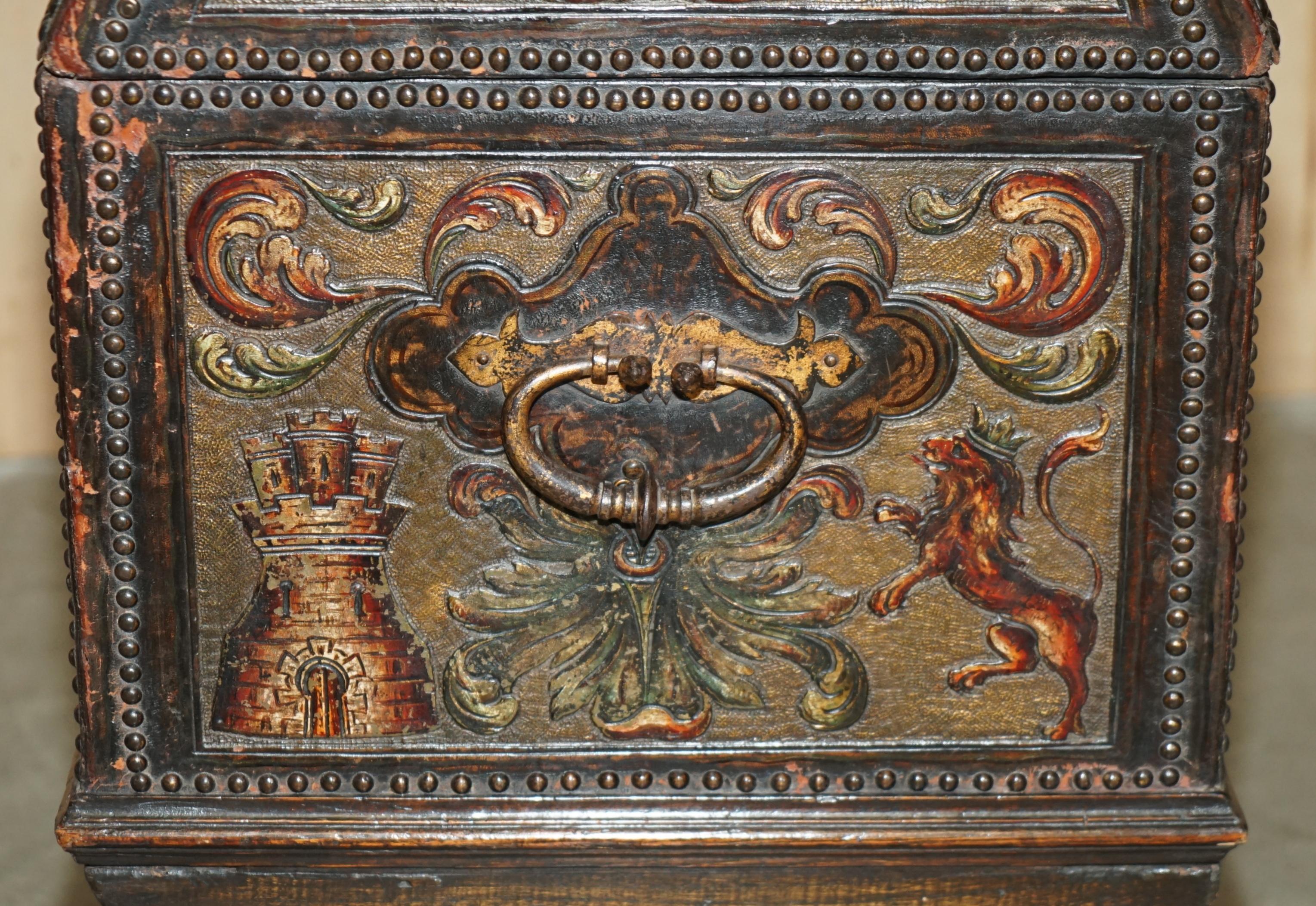 PIEDI IN NOCE INCISIVI IN POLICROMO DEL 18° SECOLO ARMORAIL CREST TRUNK in vendita 9