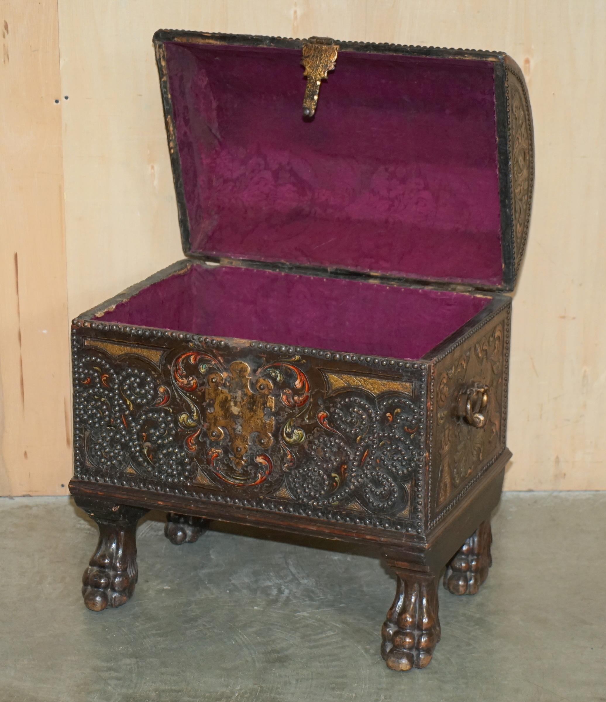 PIEDI IN NOCE INCISIVI IN POLICROMO DEL 18° SECOLO ARMORAIL CREST TRUNK in vendita 10