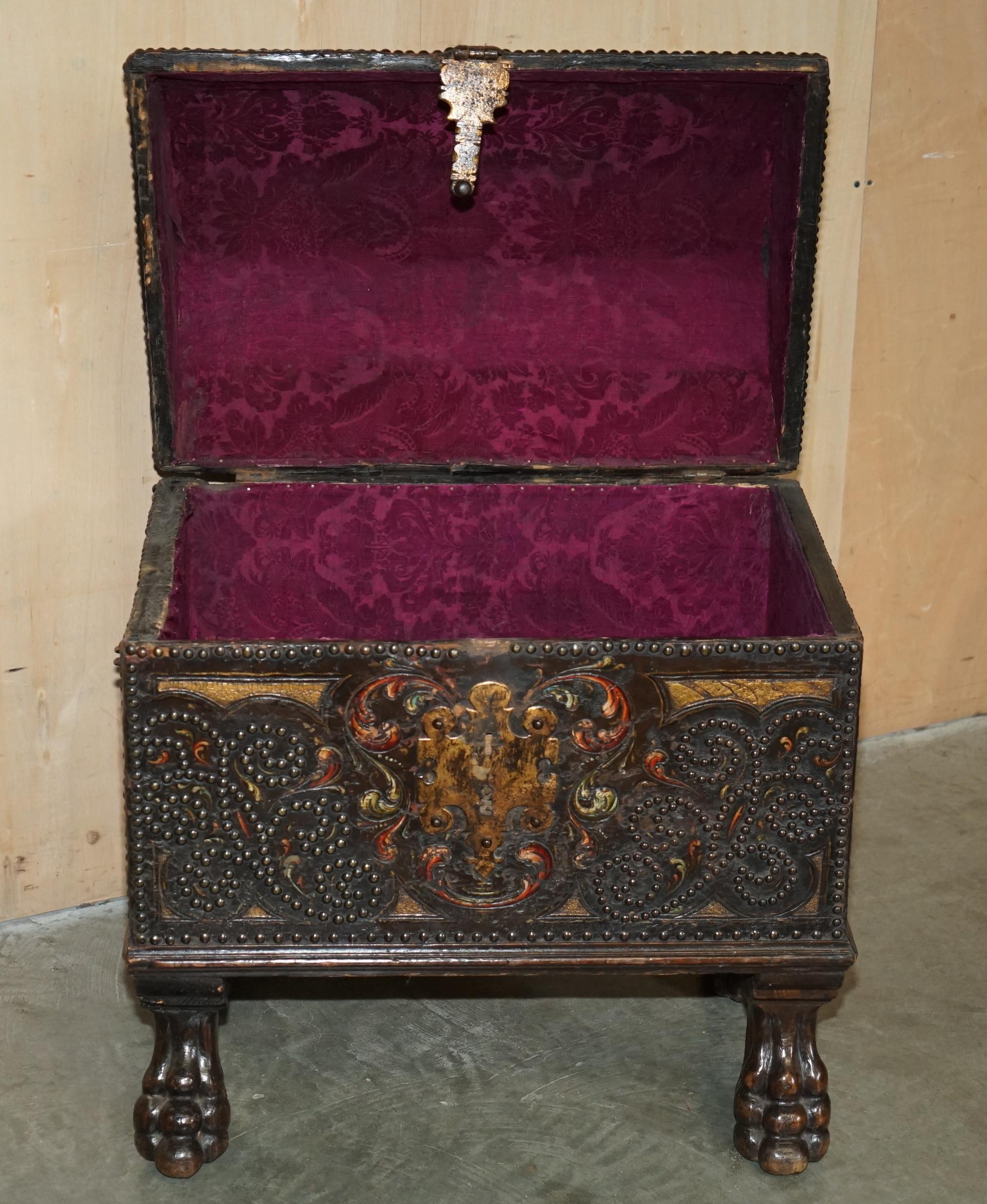 PIEDI IN NOCE INCISIVI IN POLICROMO DEL 18° SECOLO ARMORAIL CREST TRUNK in vendita 11