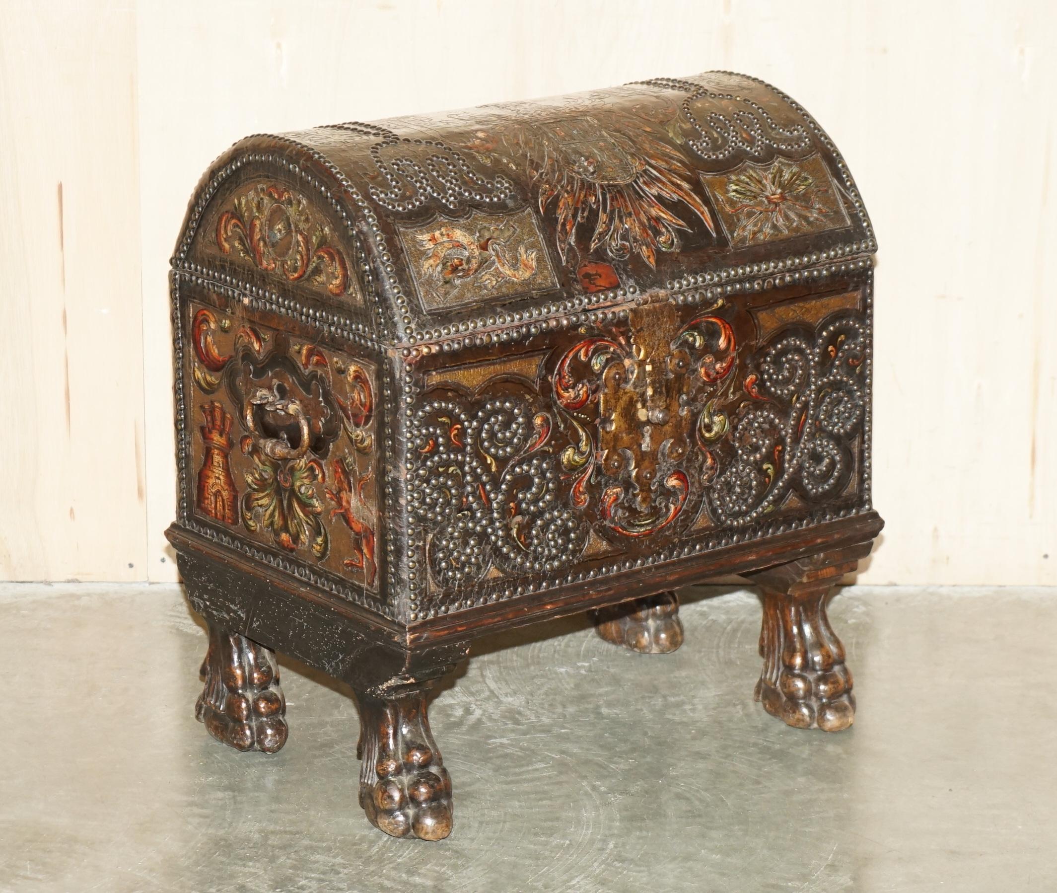 Casa Reale Antiquariato

Royal House Antiques è lieta di offrire in vendita questo squisito baule a cupola in pelle dipinta in policromia, completamente restaurato, risalente al 1780-1800 circa, con stemma armoriale sulla parte superiore e borchie a