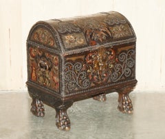 18TH CENTURY POLYCHROME PAiNTED LEATHER ARMORAIL CREST TRUNK CARVED WALNUT FEET