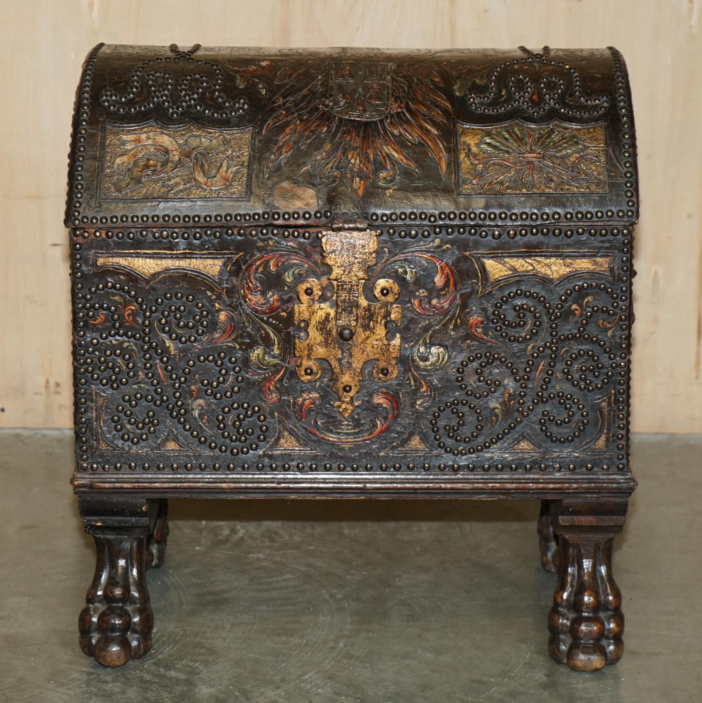 Giorgio III PIEDI IN NOCE INCISIVI IN POLICROMO DEL 18° SECOLO ARMORAIL CREST TRUNK in vendita