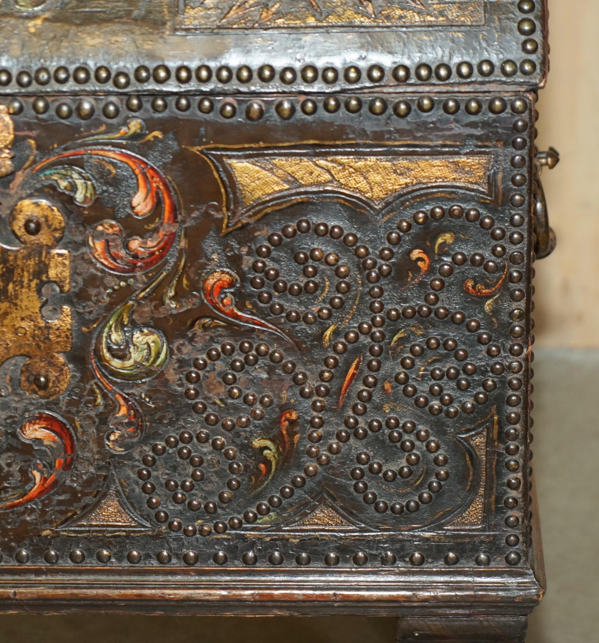 PIEDI IN NOCE INCISIVI IN POLICROMO DEL 18° SECOLO ARMORAIL CREST TRUNK In condizioni buone in vendita a West Sussex, Pulborough