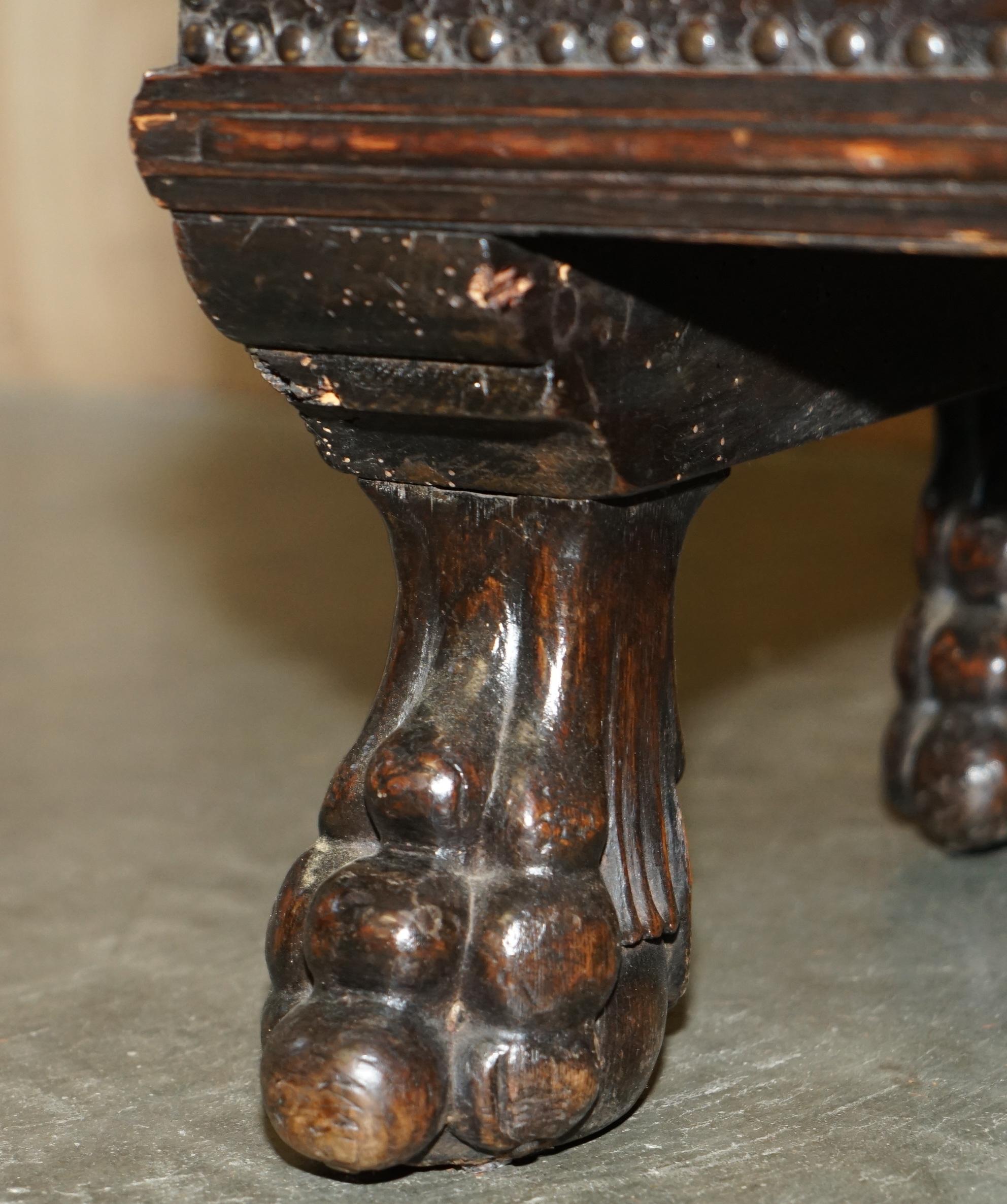 Fine XVIII secolo PIEDI IN NOCE INCISIVI IN POLICROMO DEL 18° SECOLO ARMORAIL CREST TRUNK in vendita