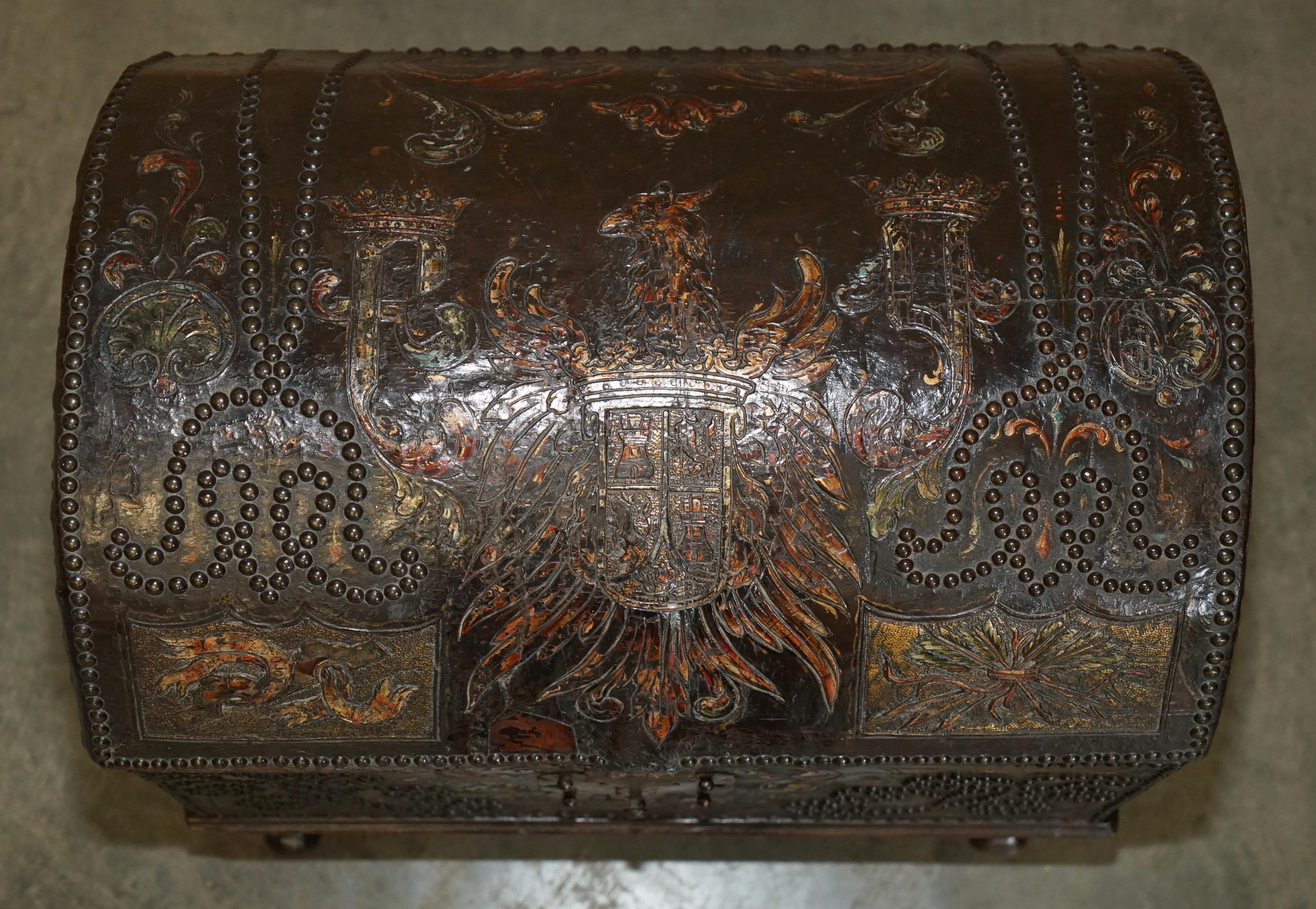 Pelle PIEDI IN NOCE INCISIVI IN POLICROMO DEL 18° SECOLO ARMORAIL CREST TRUNK in vendita