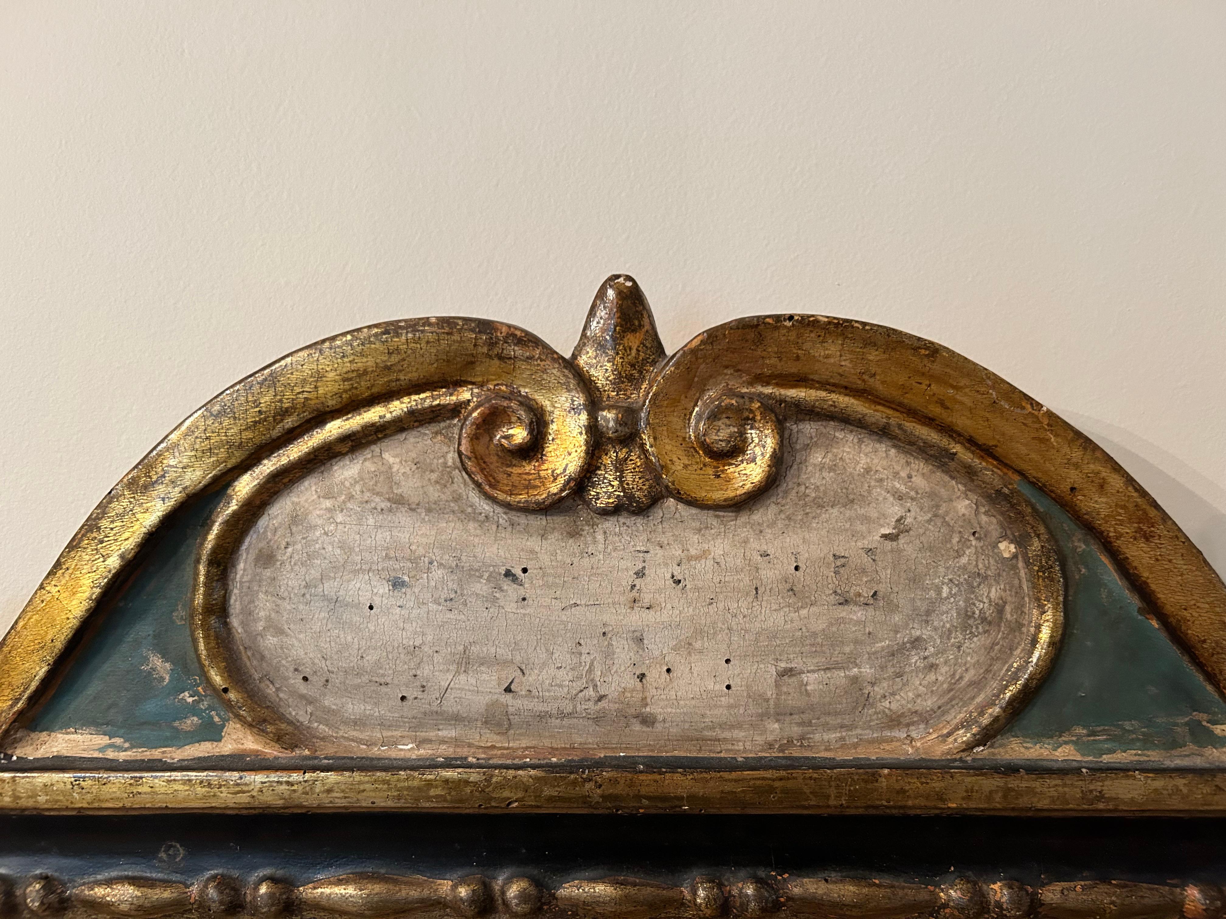 Doré Miroir à fronton polychrome du 18e siècle en vente