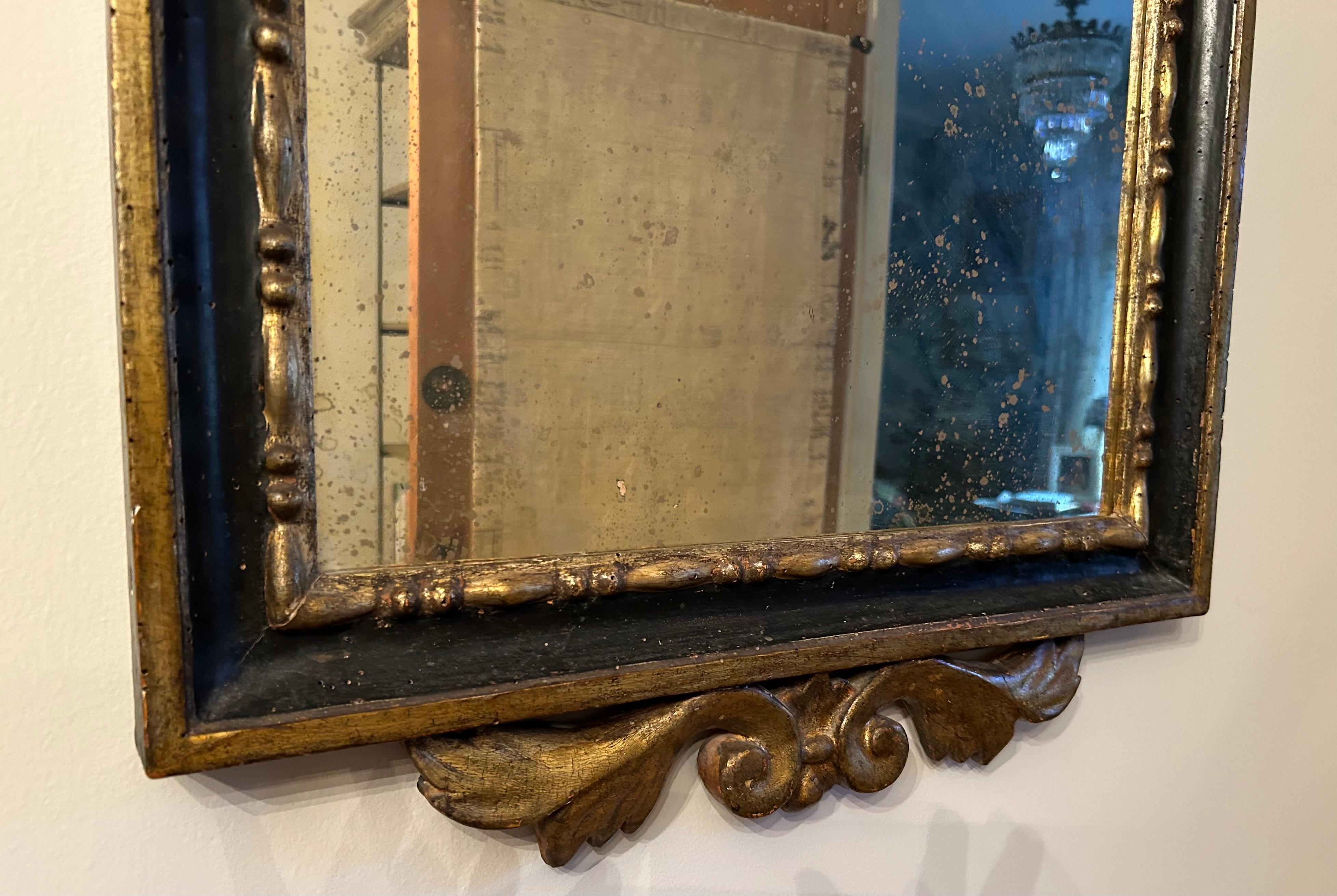 Miroir à fronton polychrome du 18e siècle Bon état - En vente à Toronto, CA