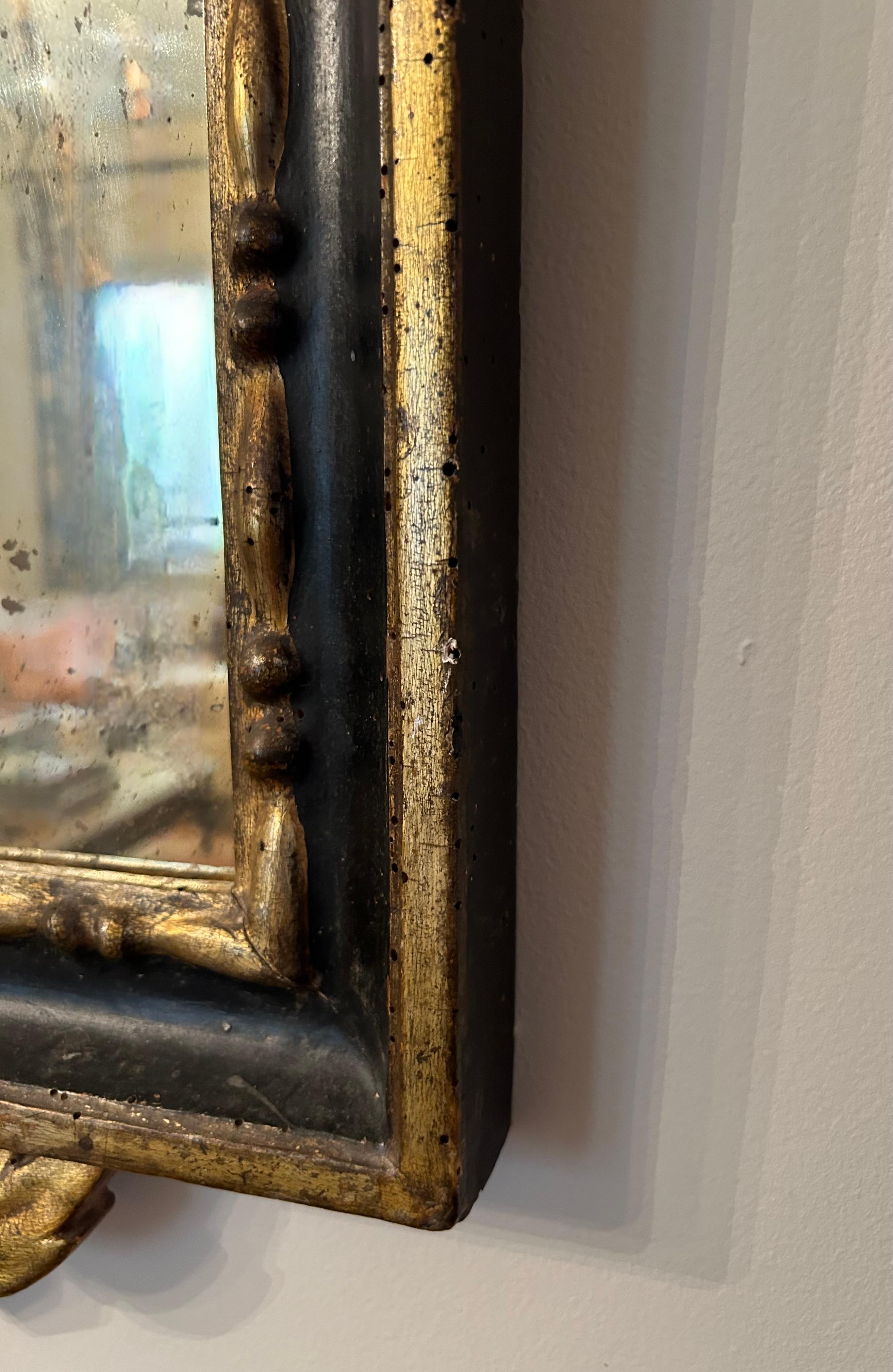 Verre Miroir à fronton polychrome du 18e siècle en vente