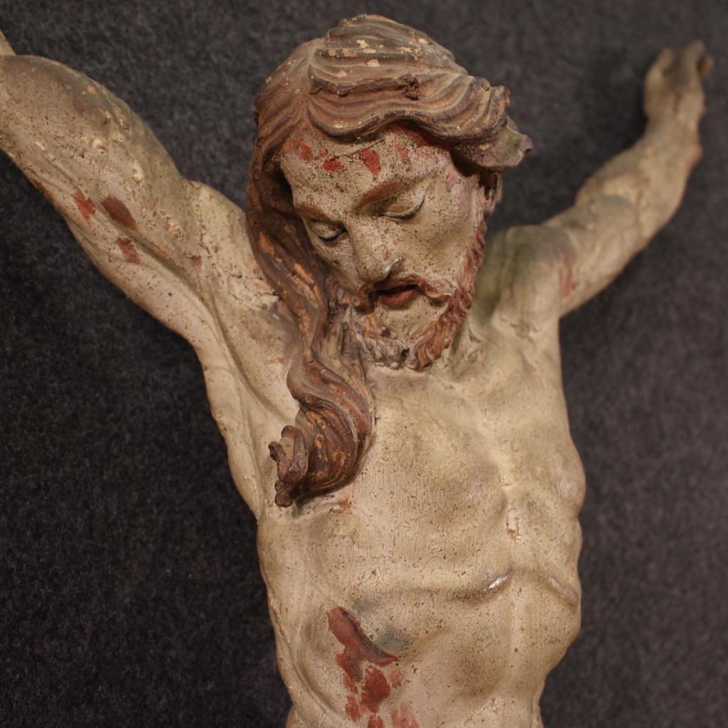 Antique Italian sculpture from the first half of the 18th century. Painted and gilded polychrome wooden work, of excellent quality and with a beautiful patina. Crucified Christ of important dimensions, for antique dealers and collectors of ancient