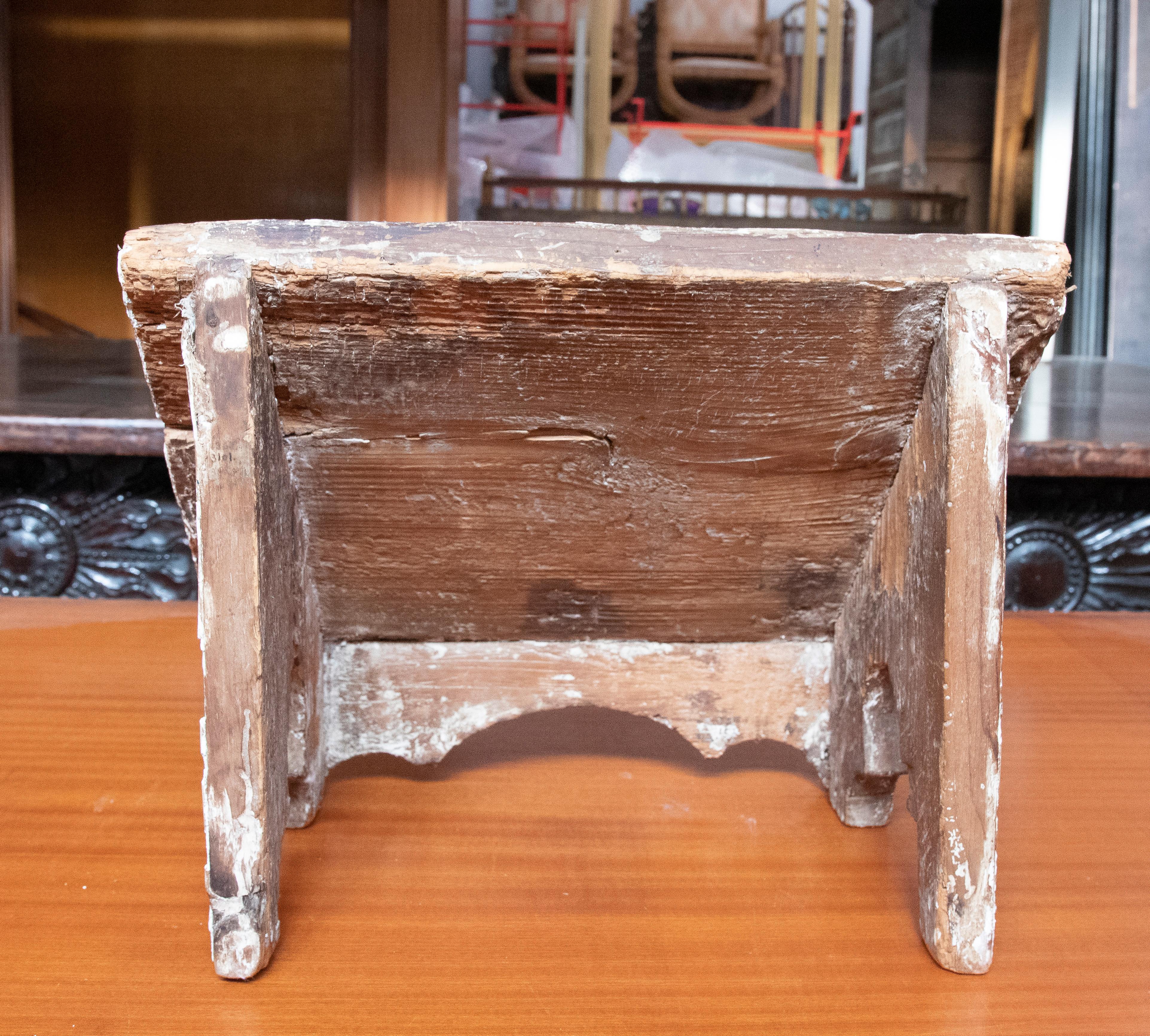 Atril de madera policromada del siglo XVIII en venta 10