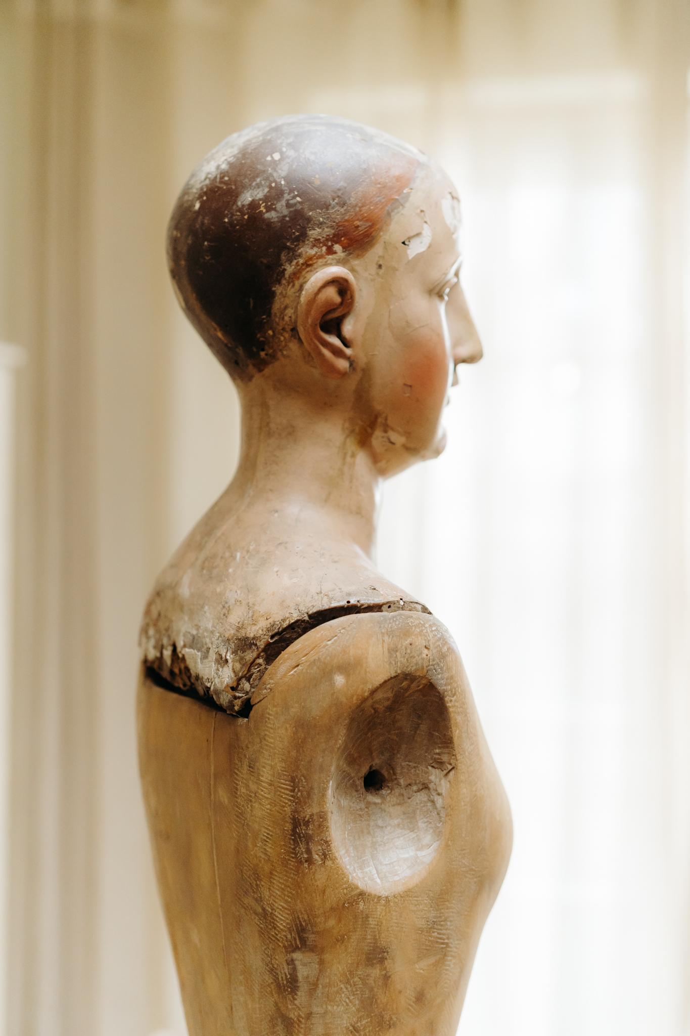 figura de santos de madera de pino policromada del siglo xviii/maniquí de procesión/capipote en venta 8