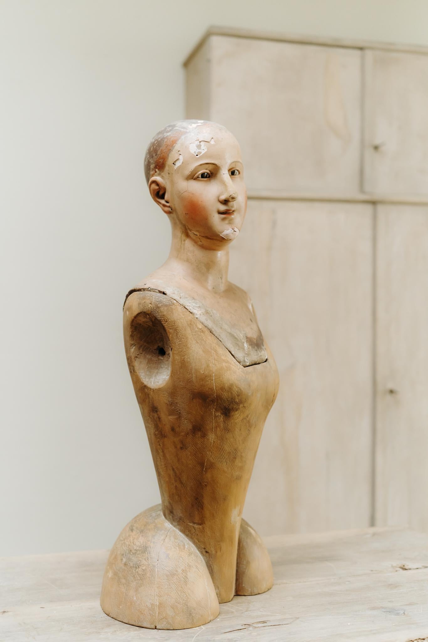 figura de santos de madera de pino policromada del siglo xviii/maniquí de procesión/capipote en venta 9