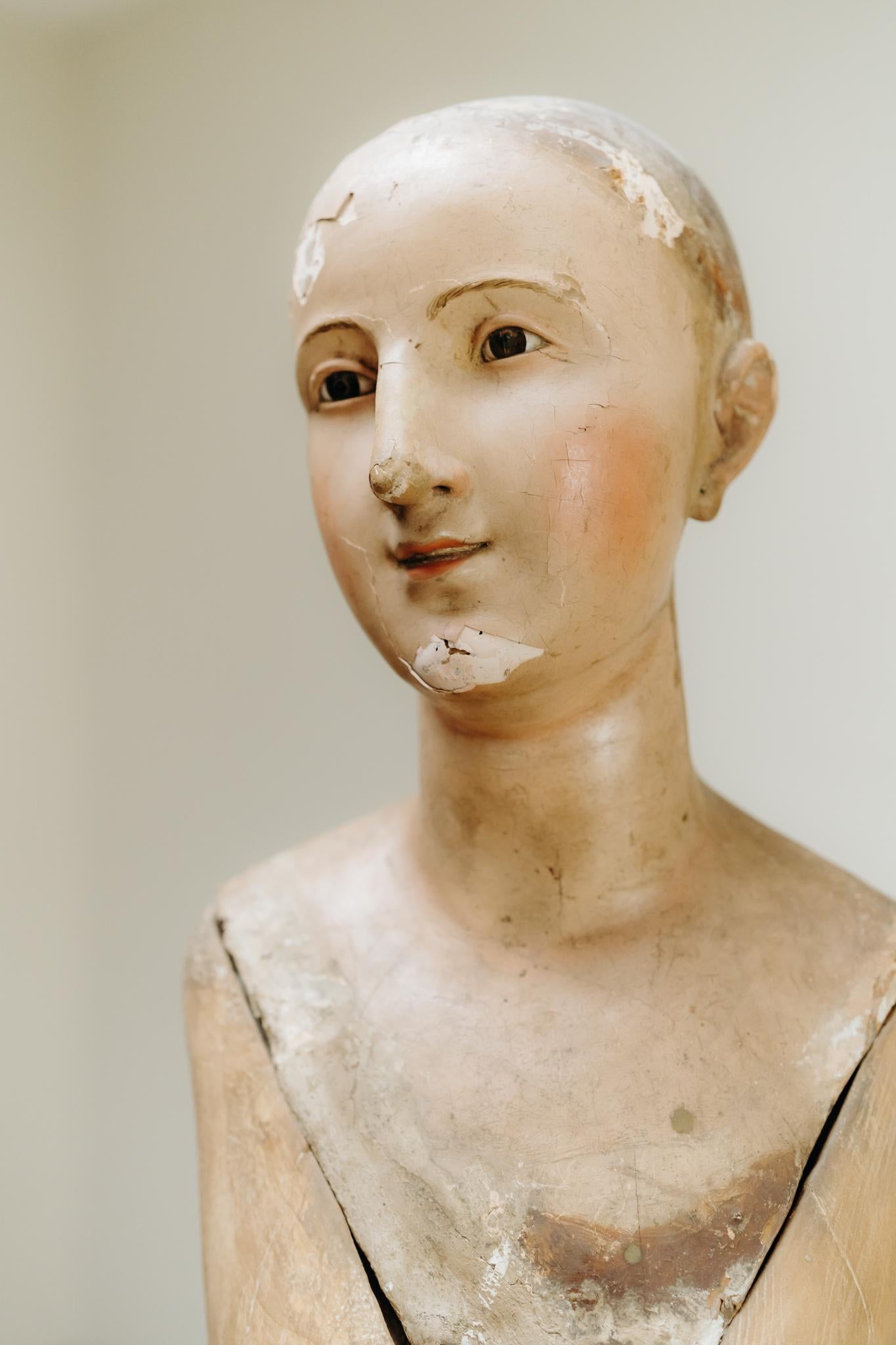 figura de santos de madera de pino policromada del siglo xviii/maniquí de procesión/capipote en venta 10