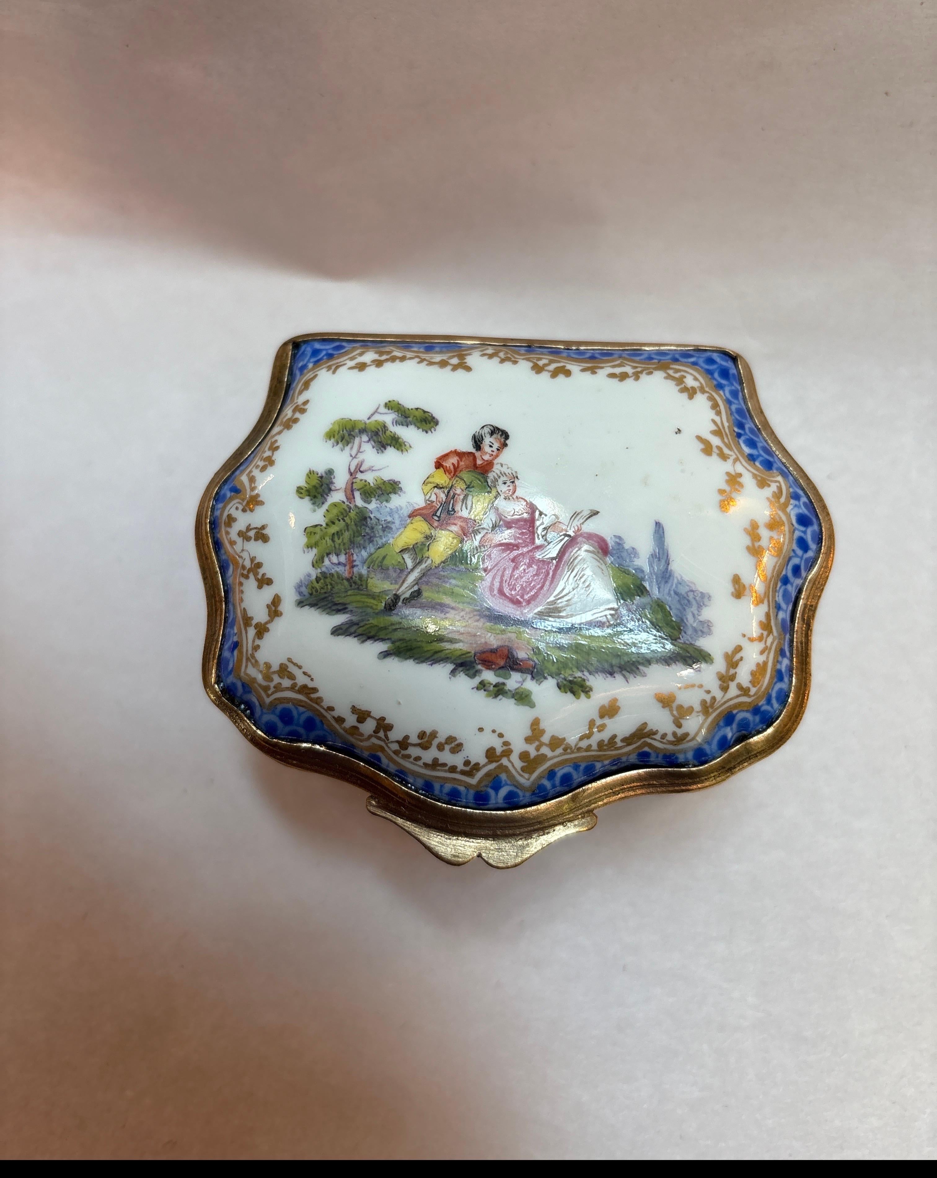 Louis XV 18th century porcelain box by hochst, Germany circa 1740 For Sale
