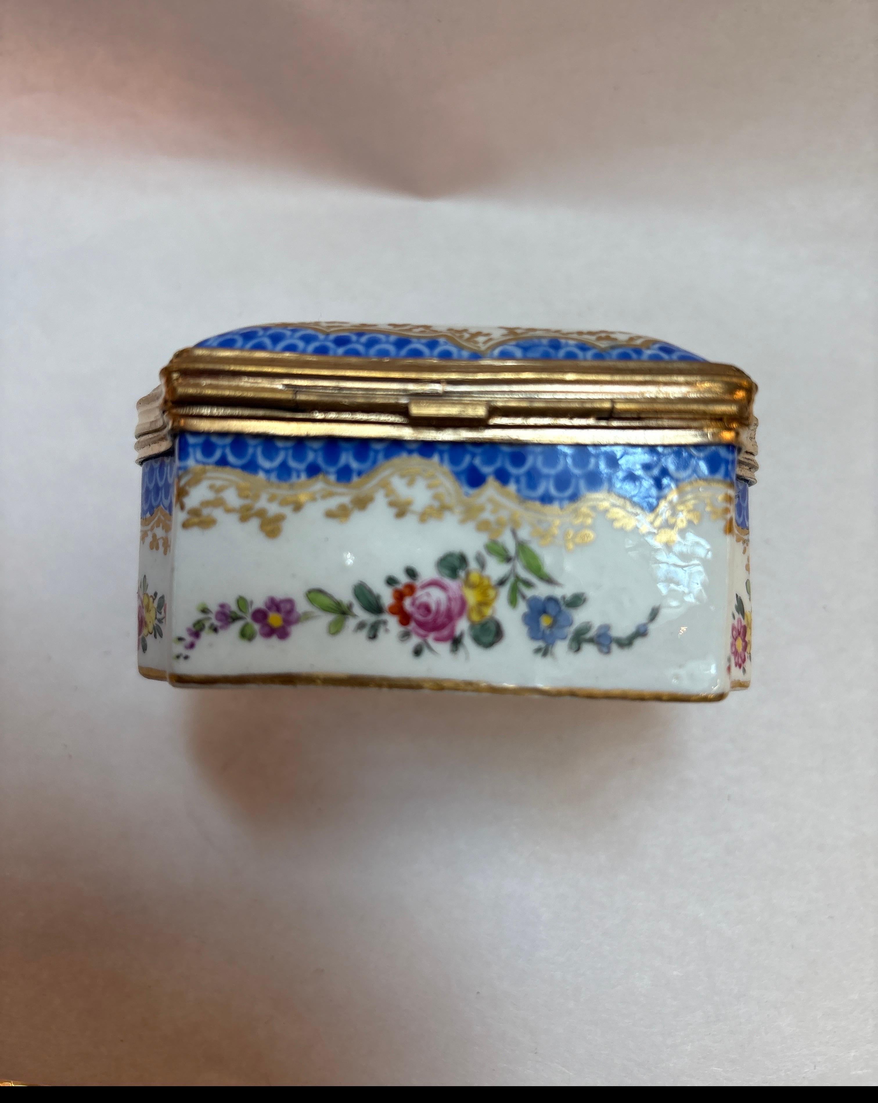 Mid-18th Century 18th century porcelain box by hochst, Germany circa 1740 For Sale