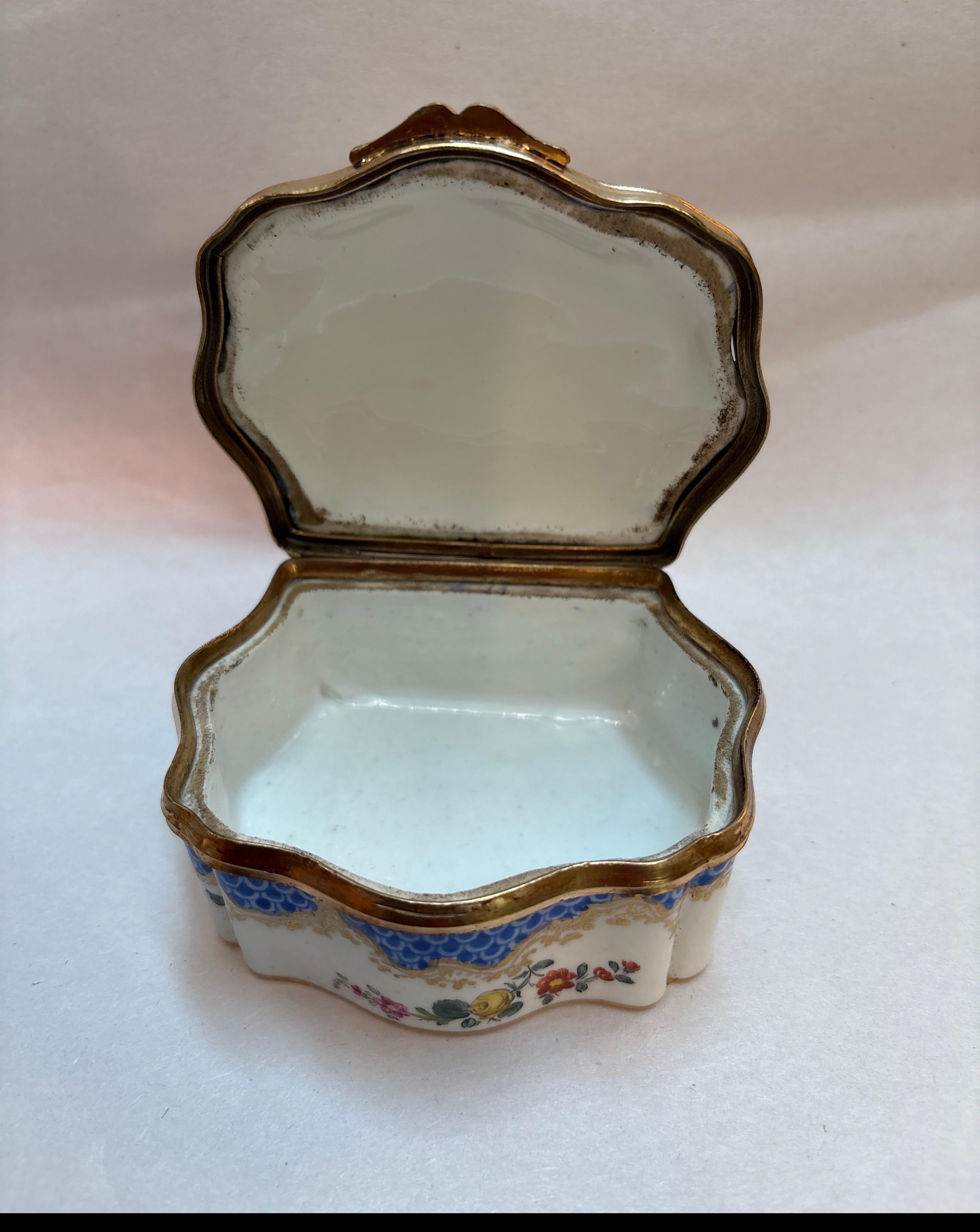 Porcelain 18th century porcelain box by hochst, Germany circa 1740 For Sale