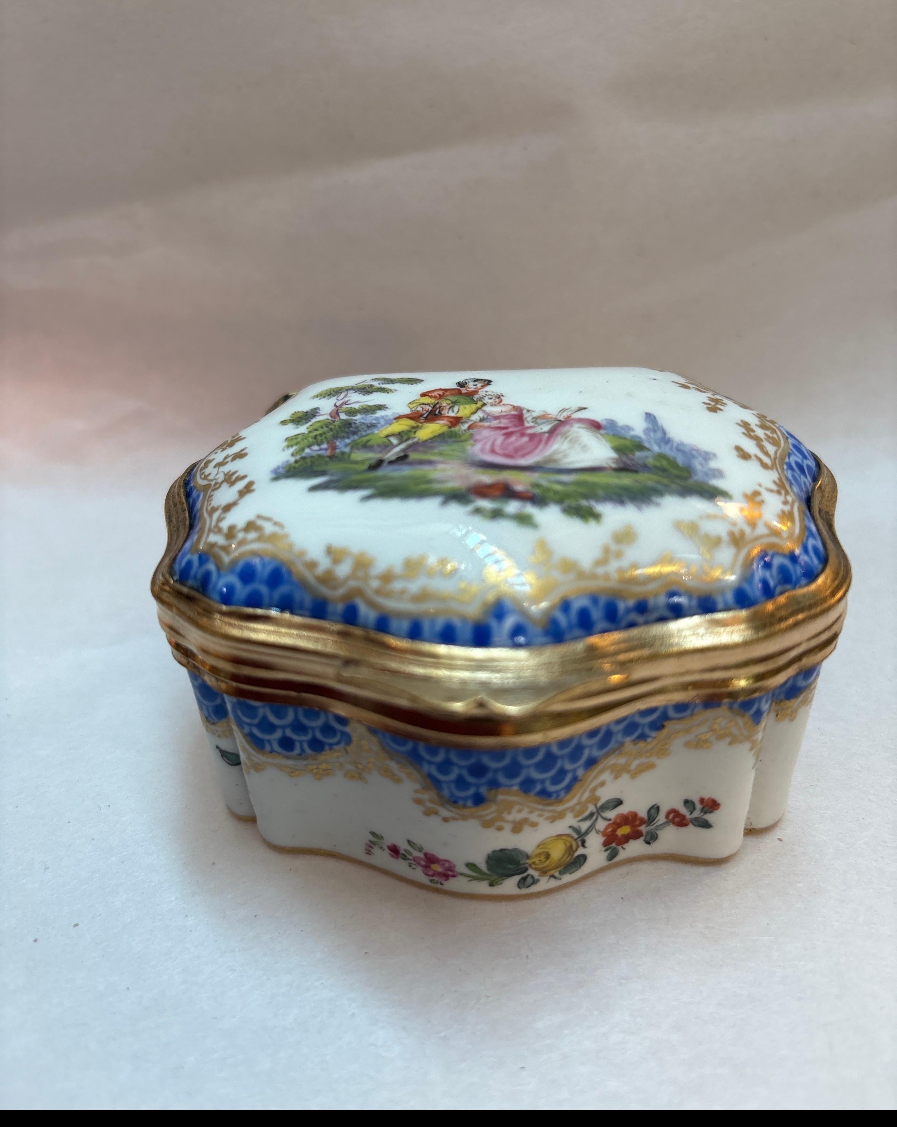 18th century porcelain box by hochst, Germany circa 1740 For Sale 2