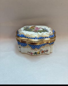 18th century porcelain box by hochst, Germany circa 1740