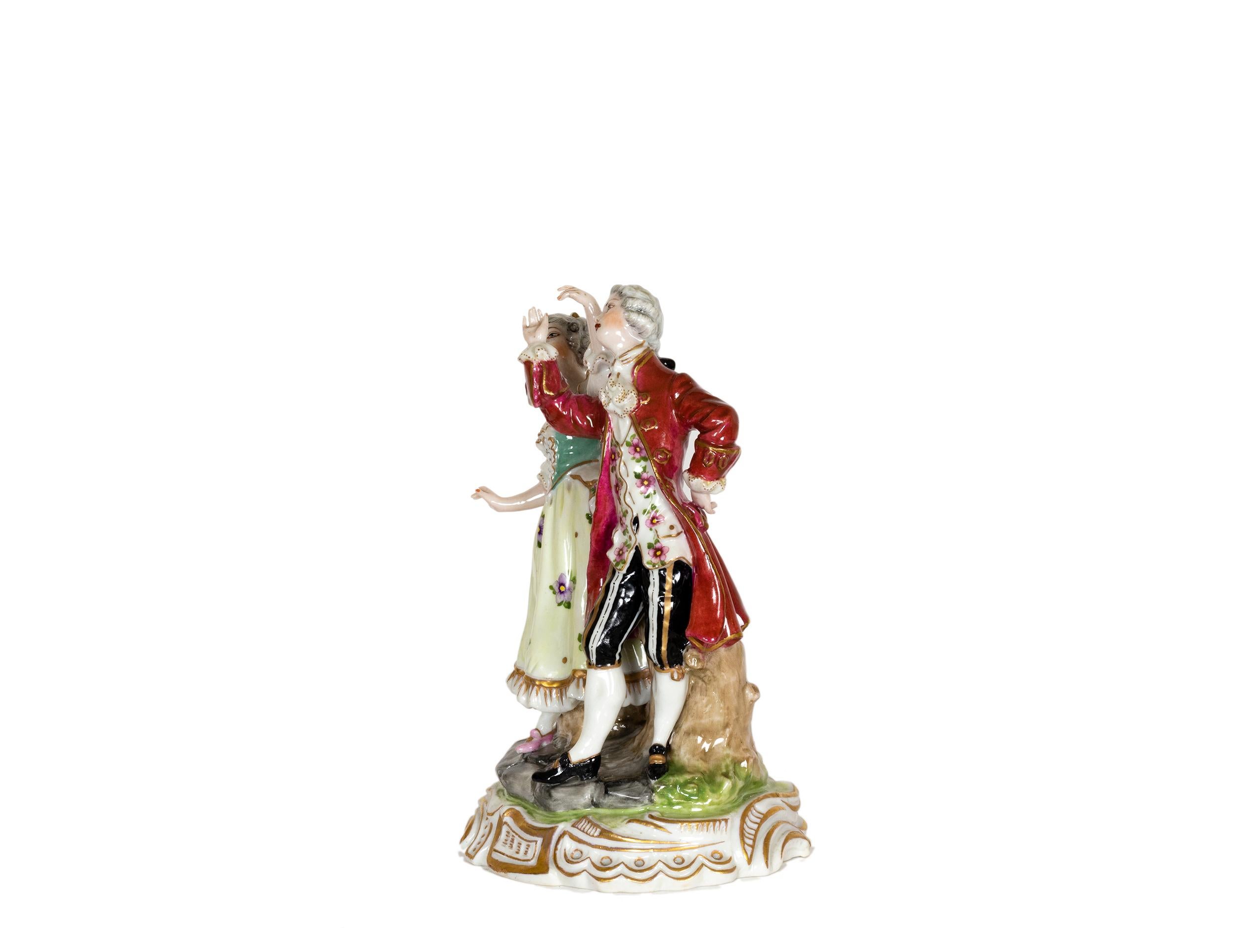 Charmante figurine baroque en porcelaine tendre translucide représentant un couple de danseurs de la manufacture Volkstedt, Muller & Co, Dresde, de la fin du XVIIIe siècle.
Marqué sur la base.
