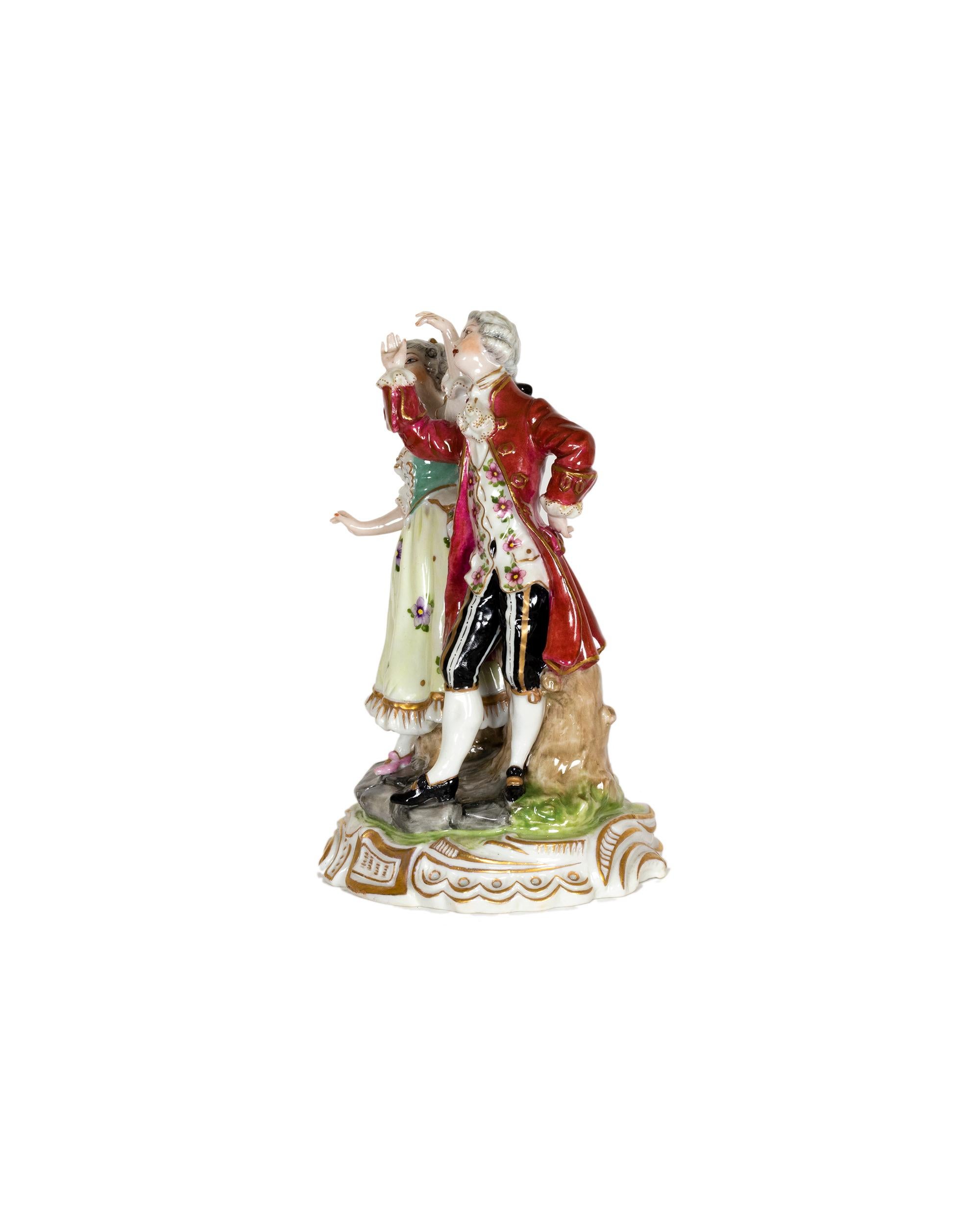 Un'incantevole statuetta barocca in pasta molle traslucida di una coppia danzante della manifattura Volkstedt, Muller & Co, Dresden della fine del XVIII secolo.
Marcato sulla base.
