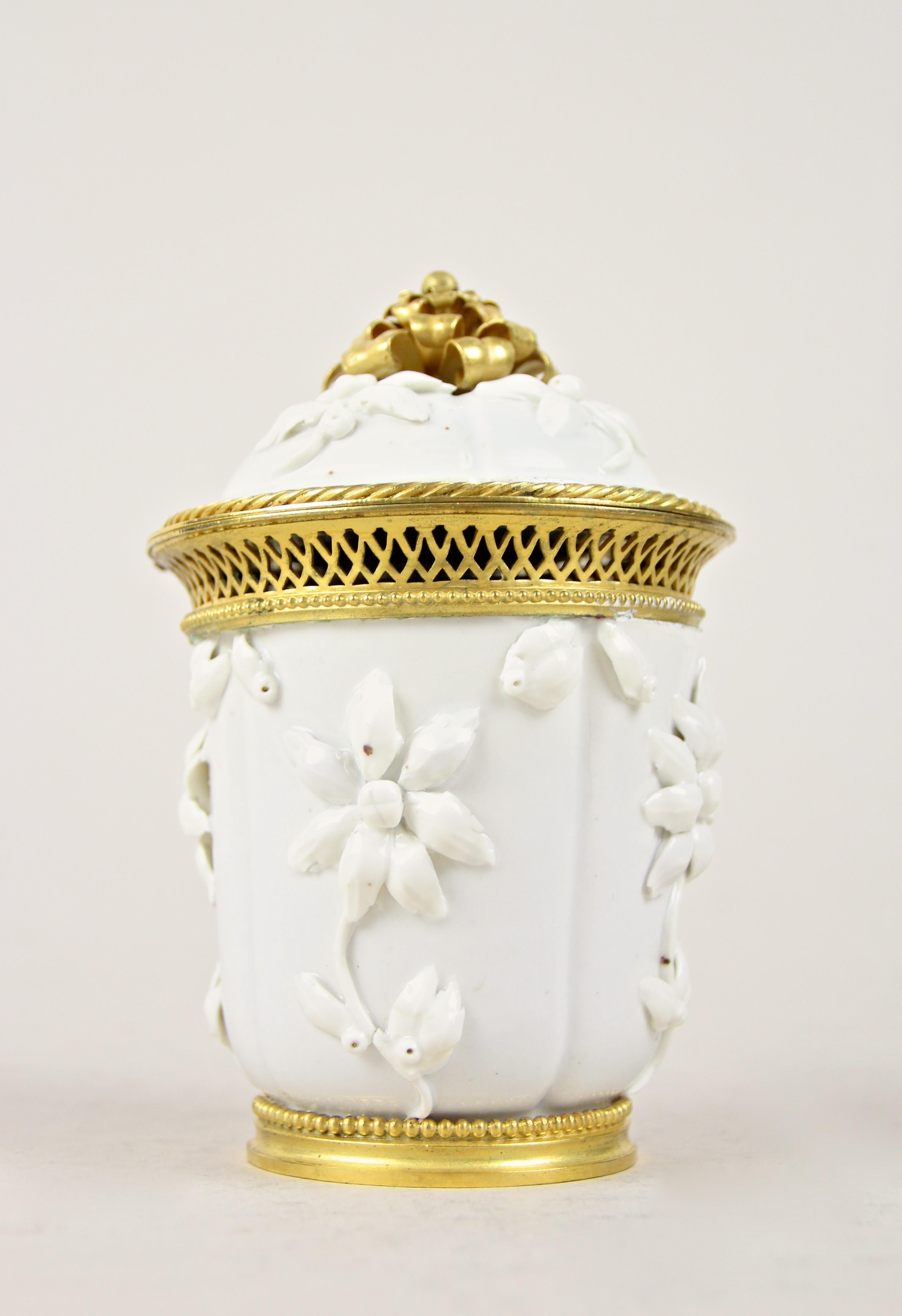 18th Century Porcelain Jar with Lid by Saint Cloud, France, circa 1730 9