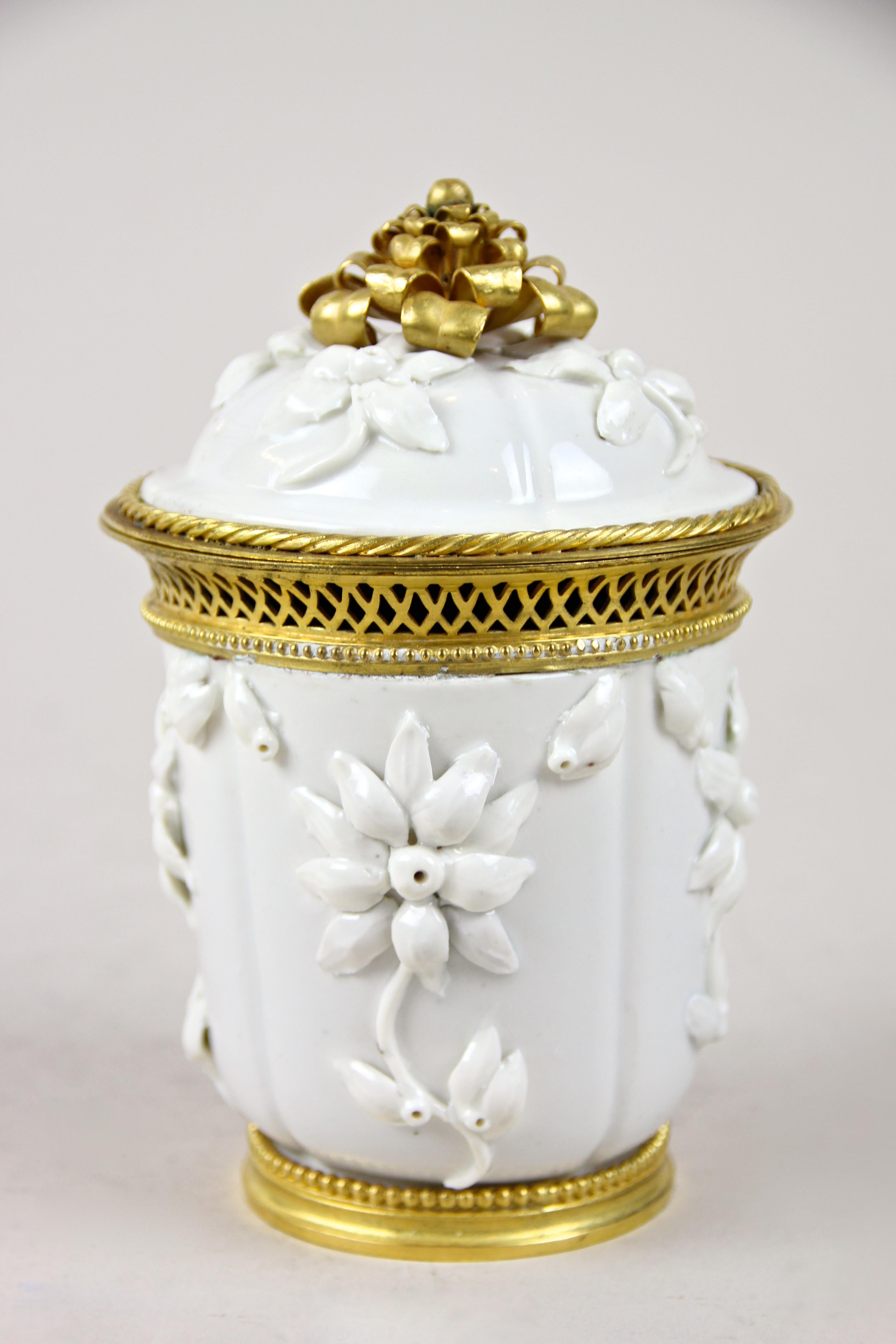 Baroque 18th Century Porcelain Jar with Lid by Saint Cloud, France, circa 1730