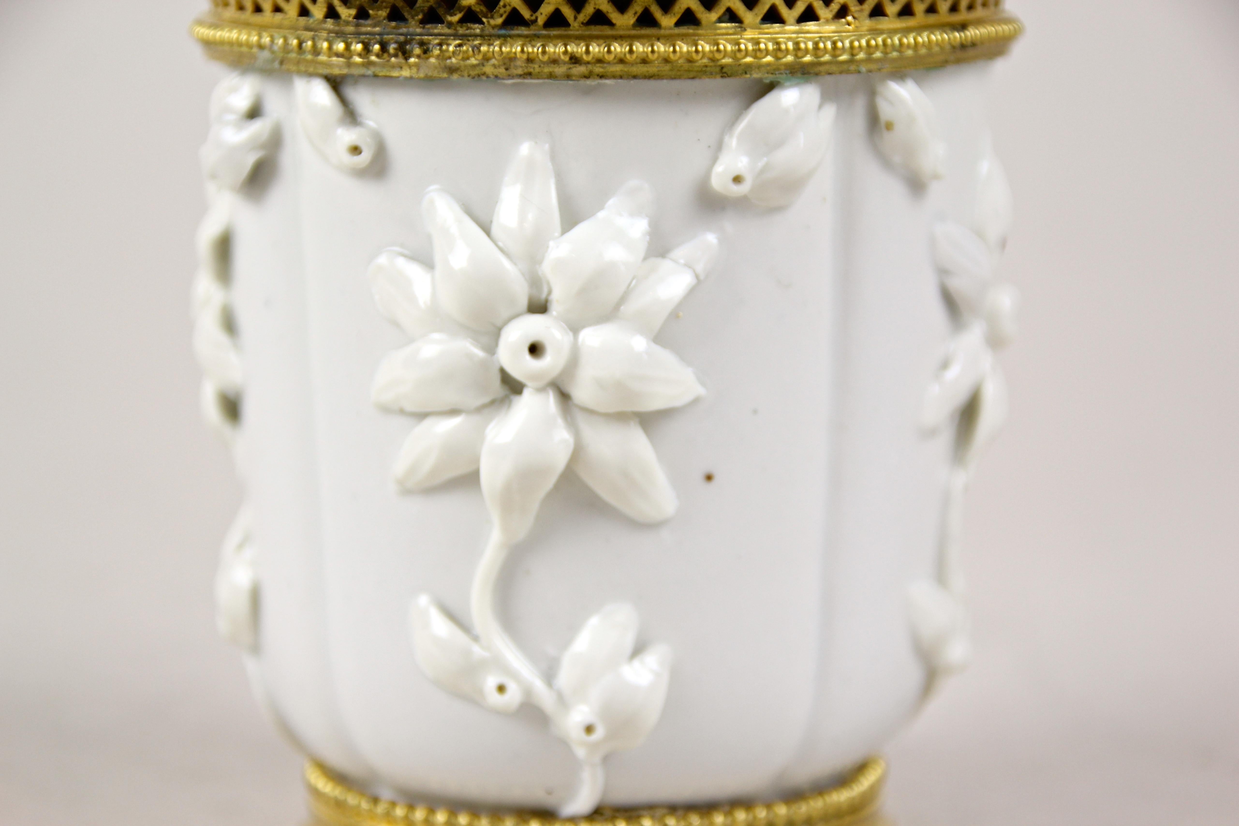 18th Century Porcelain Jar with Lid by Saint Cloud, France, circa 1730 In Good Condition In Lichtenberg, AT