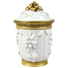 Pot en porcelaine du 18ème siècle avec couvercle par Saint Cloud, France, vers 1730