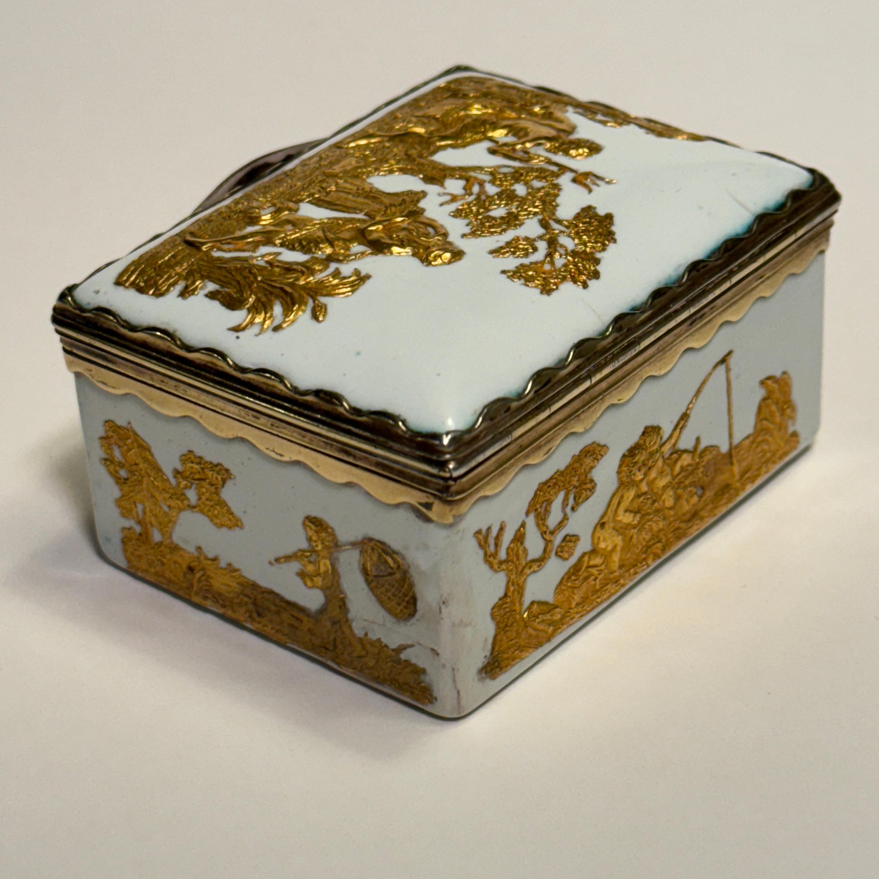 Porzellan-Schnupftabak-Tabakdose aus dem 18. Jahrhundert mit vergoldeten Ormulu-Dekorationen im Angebot 4