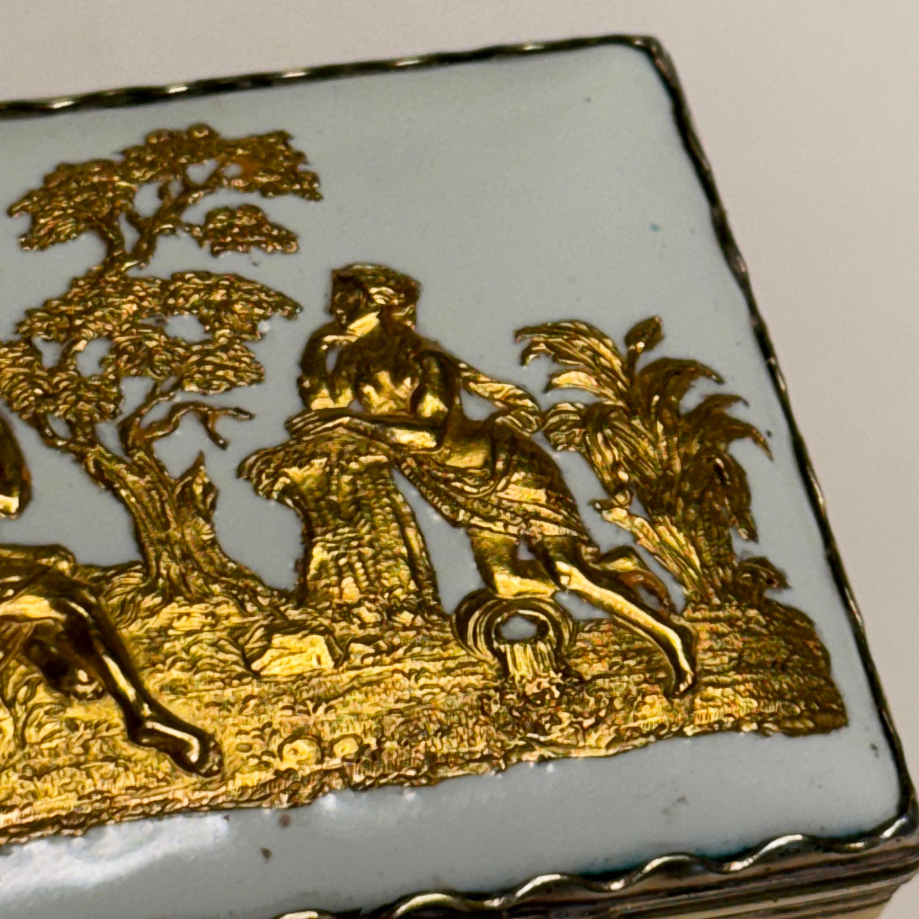 18th Century Porcelain Snuff Tobacco Box with Ormulu Gilt Decorations For Sale 7