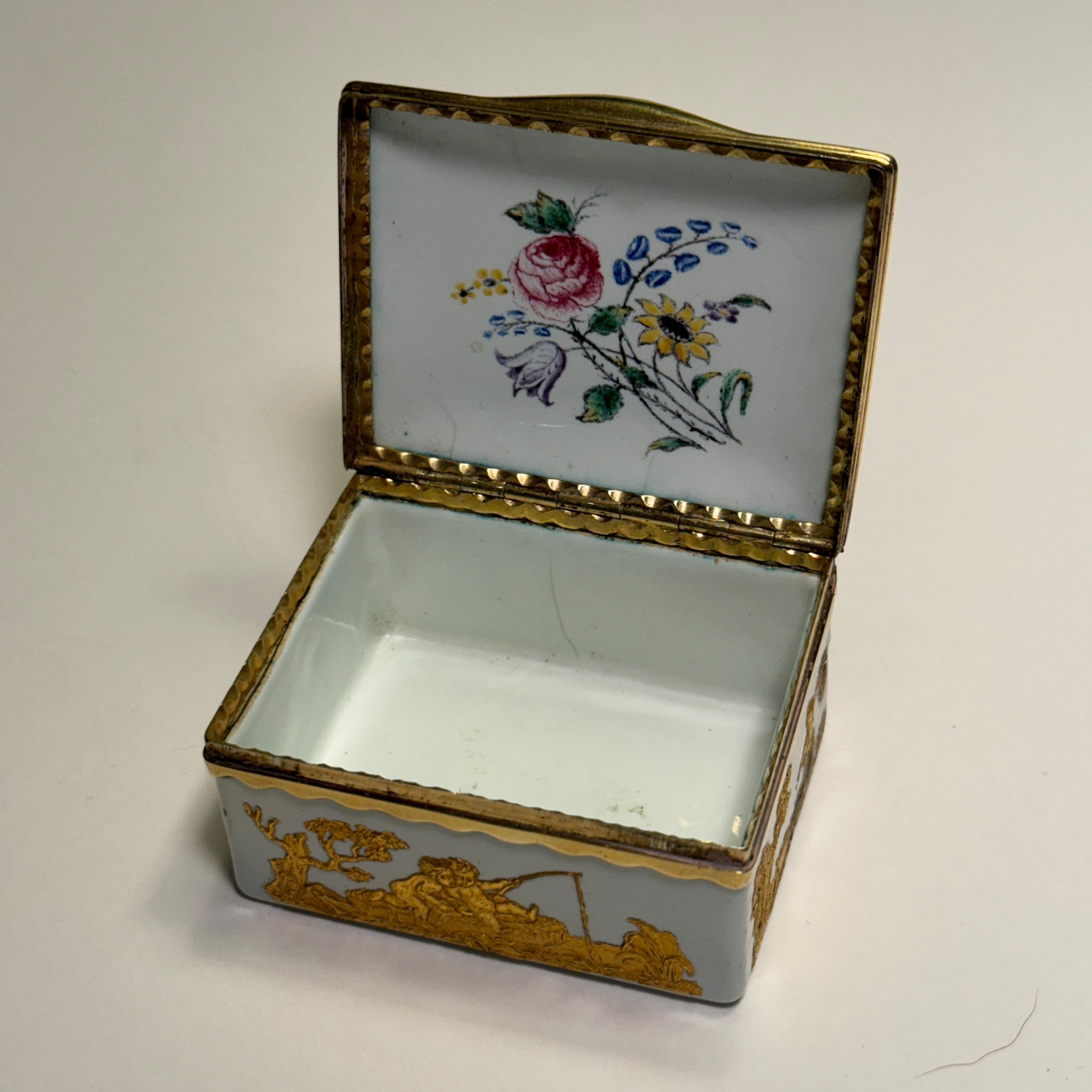 Porzellan-Schnupftabak-Tabakdose aus dem 18. Jahrhundert mit vergoldeten Ormulu-Dekorationen im Angebot 7
