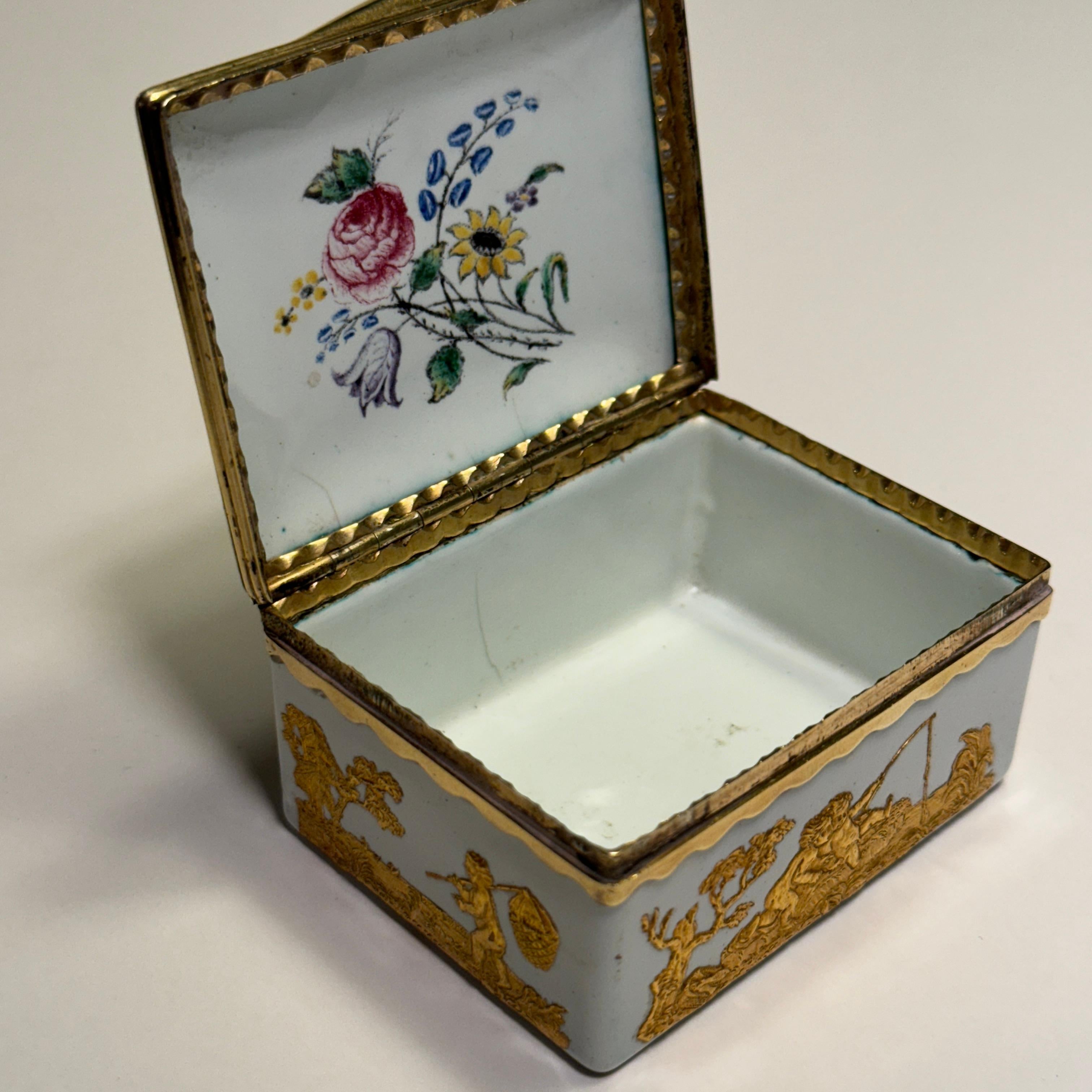 18th Century Porcelain Snuff Tobacco Box with Ormulu Gilt Decorations For Sale 9