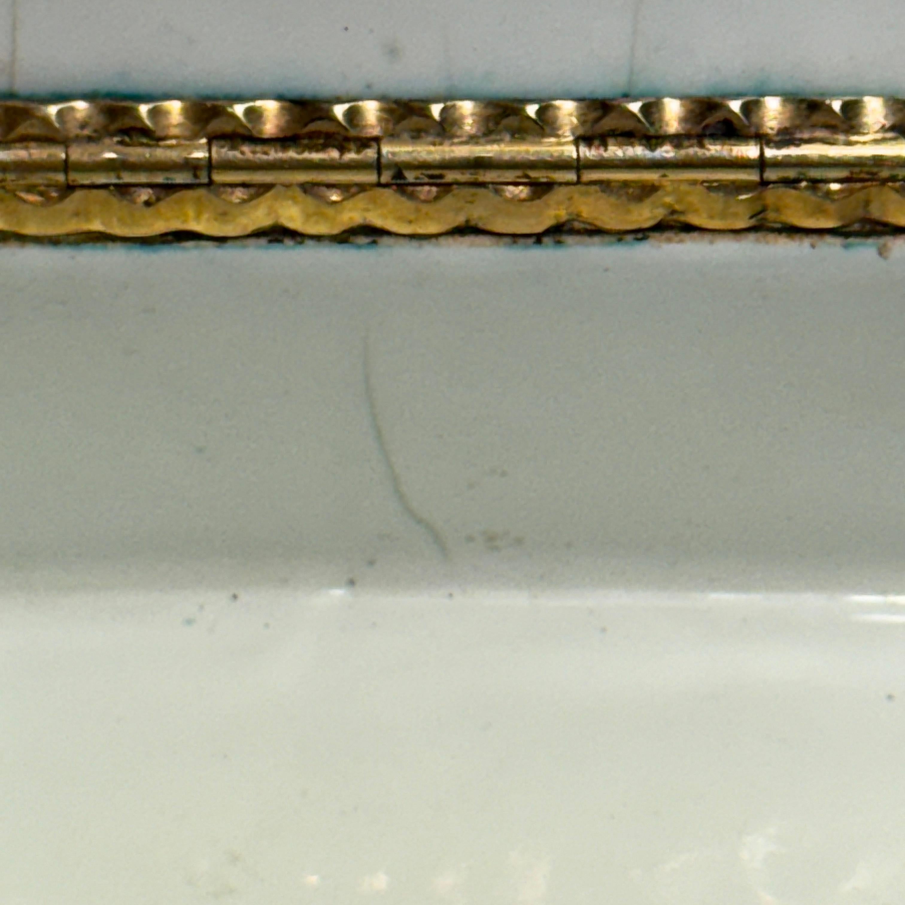 Porzellan-Schnupftabak-Tabakdose aus dem 18. Jahrhundert mit vergoldeten Ormulu-Dekorationen im Angebot 10