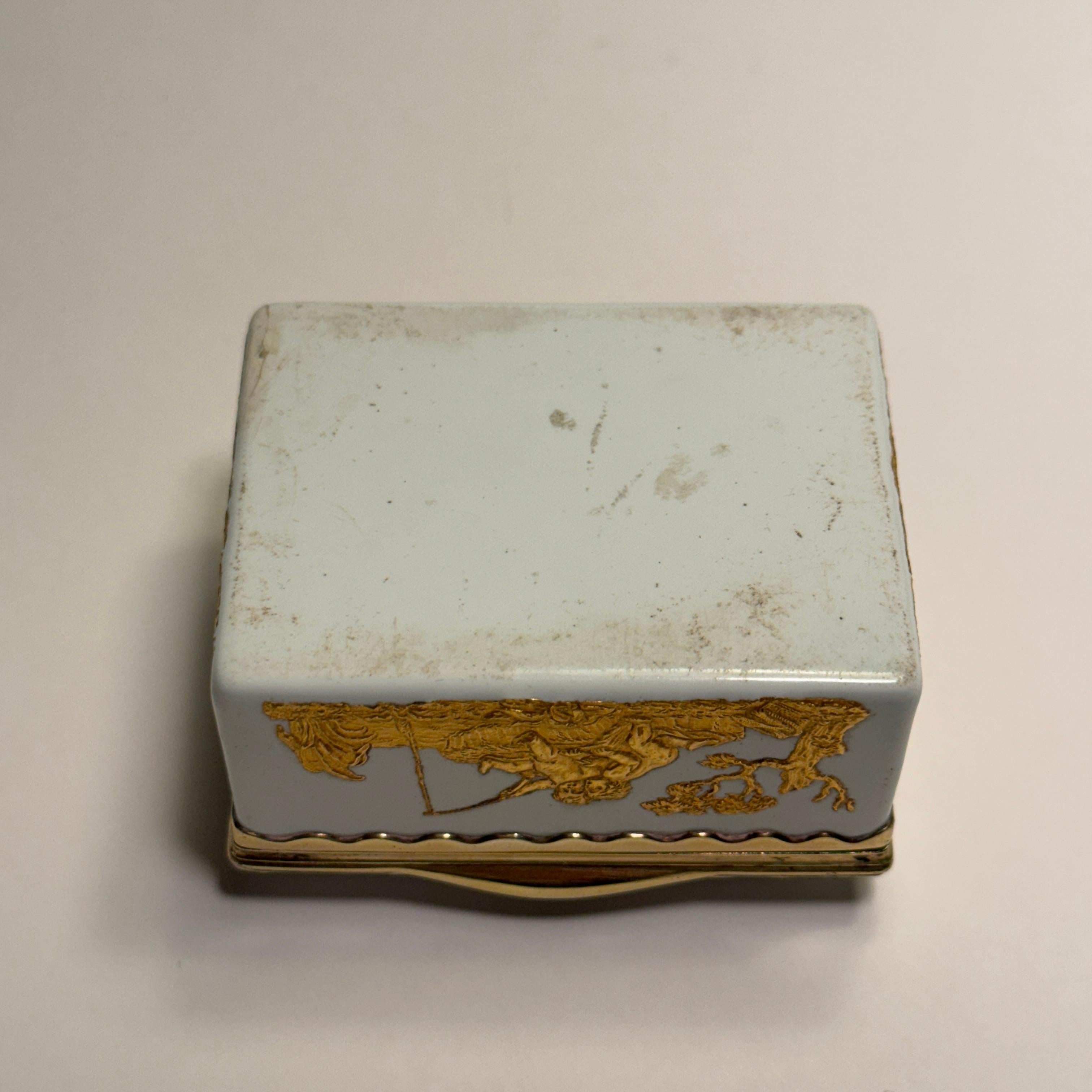 18th Century Porcelain Snuff Tobacco Box with Ormulu Gilt Decorations For Sale 12