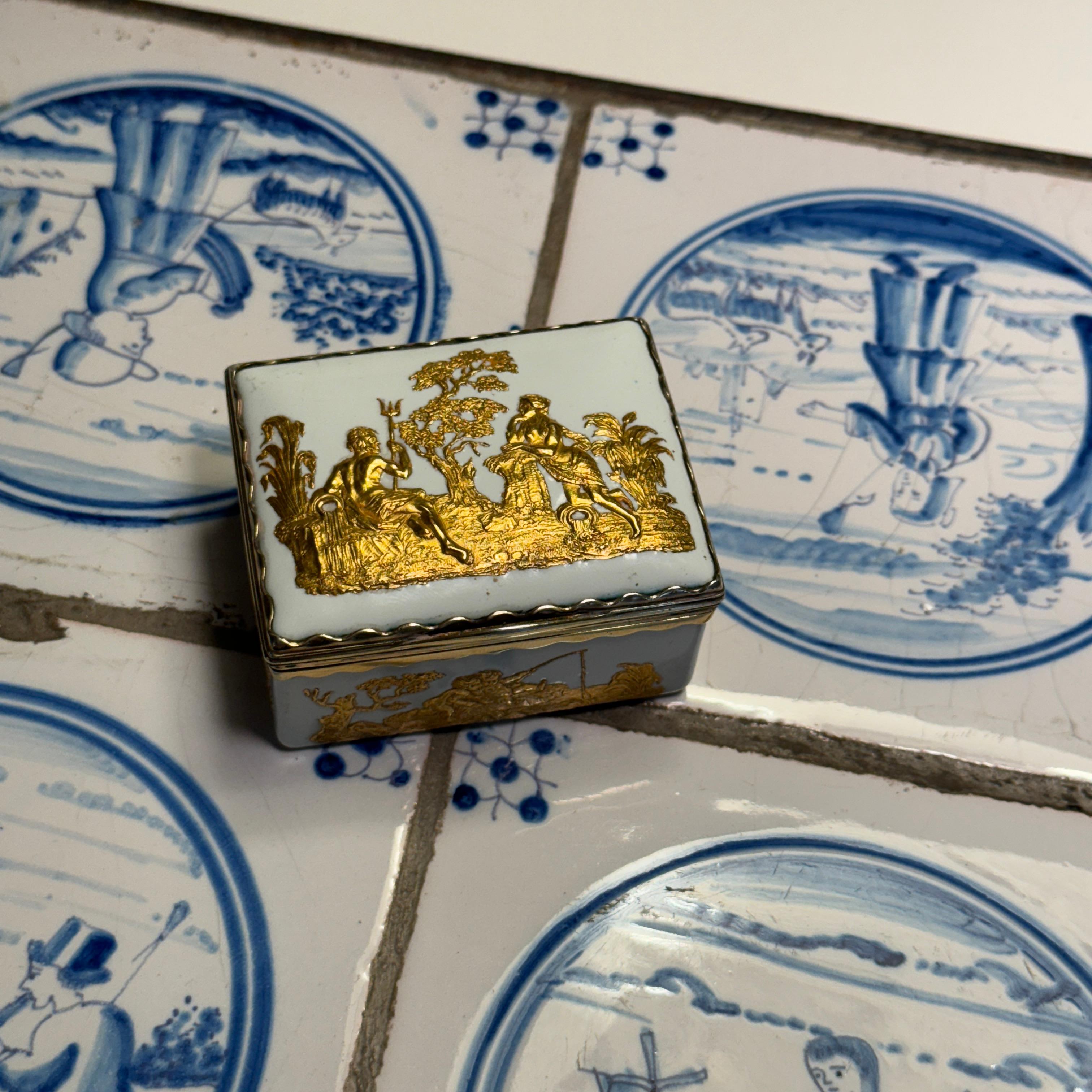 Porzellan-Schnupftabak-Tabakdose aus dem 18. Jahrhundert mit vergoldeten Ormulu-Dekorationen im Angebot 12