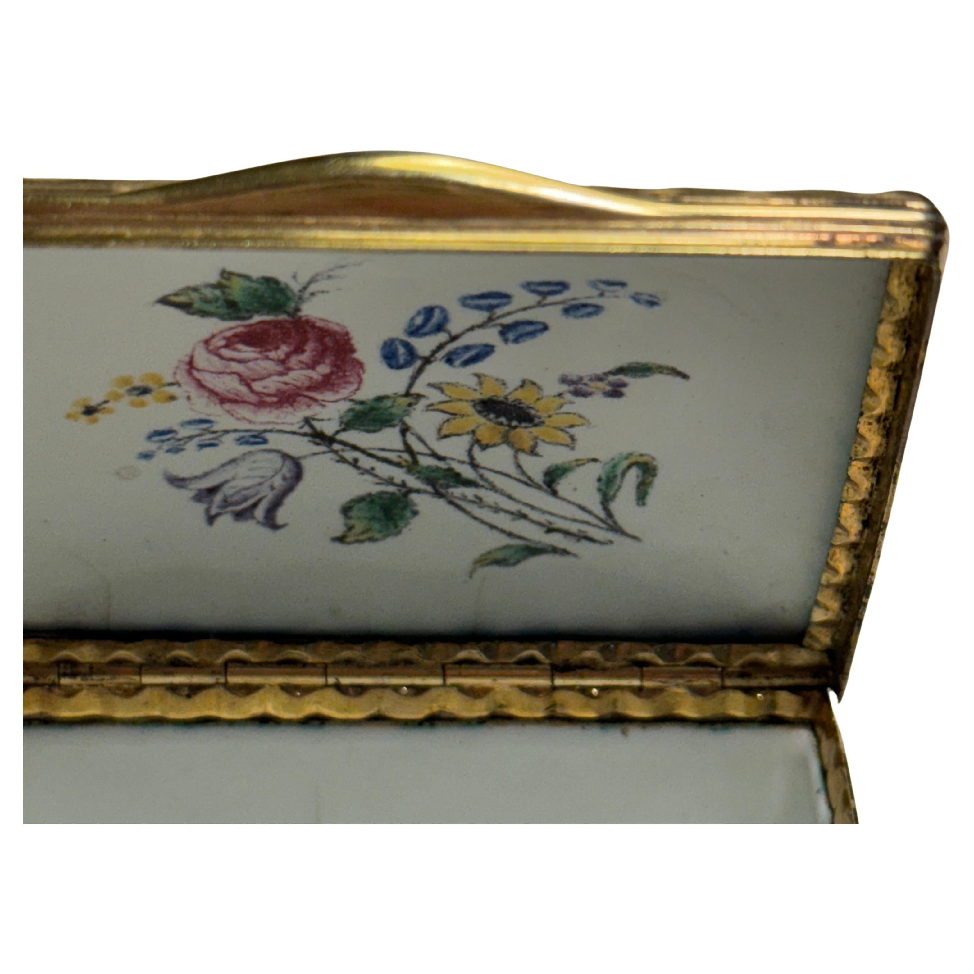 Porzellan-Schnupftabak-Tabakdose aus dem 18. Jahrhundert mit vergoldeten Ormulu-Dekorationen (Vergoldet) im Angebot