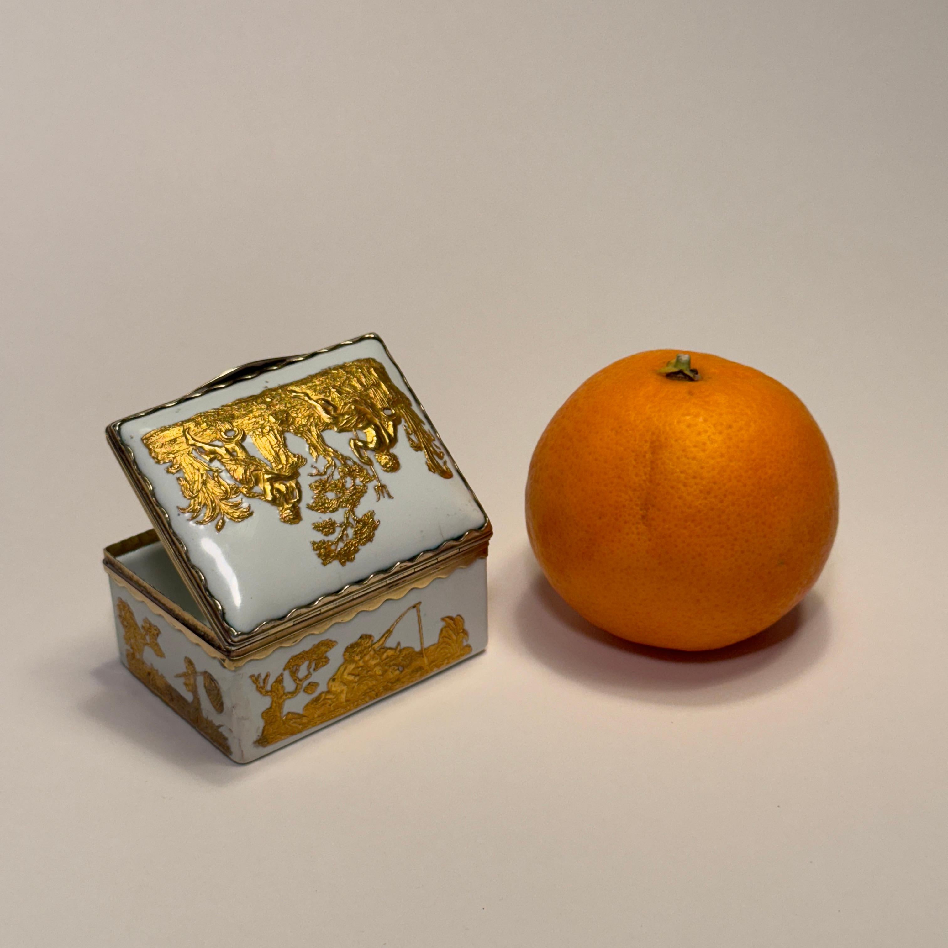 Porzellan-Schnupftabak-Tabakdose aus dem 18. Jahrhundert mit vergoldeten Ormulu-Dekorationen im Angebot 1