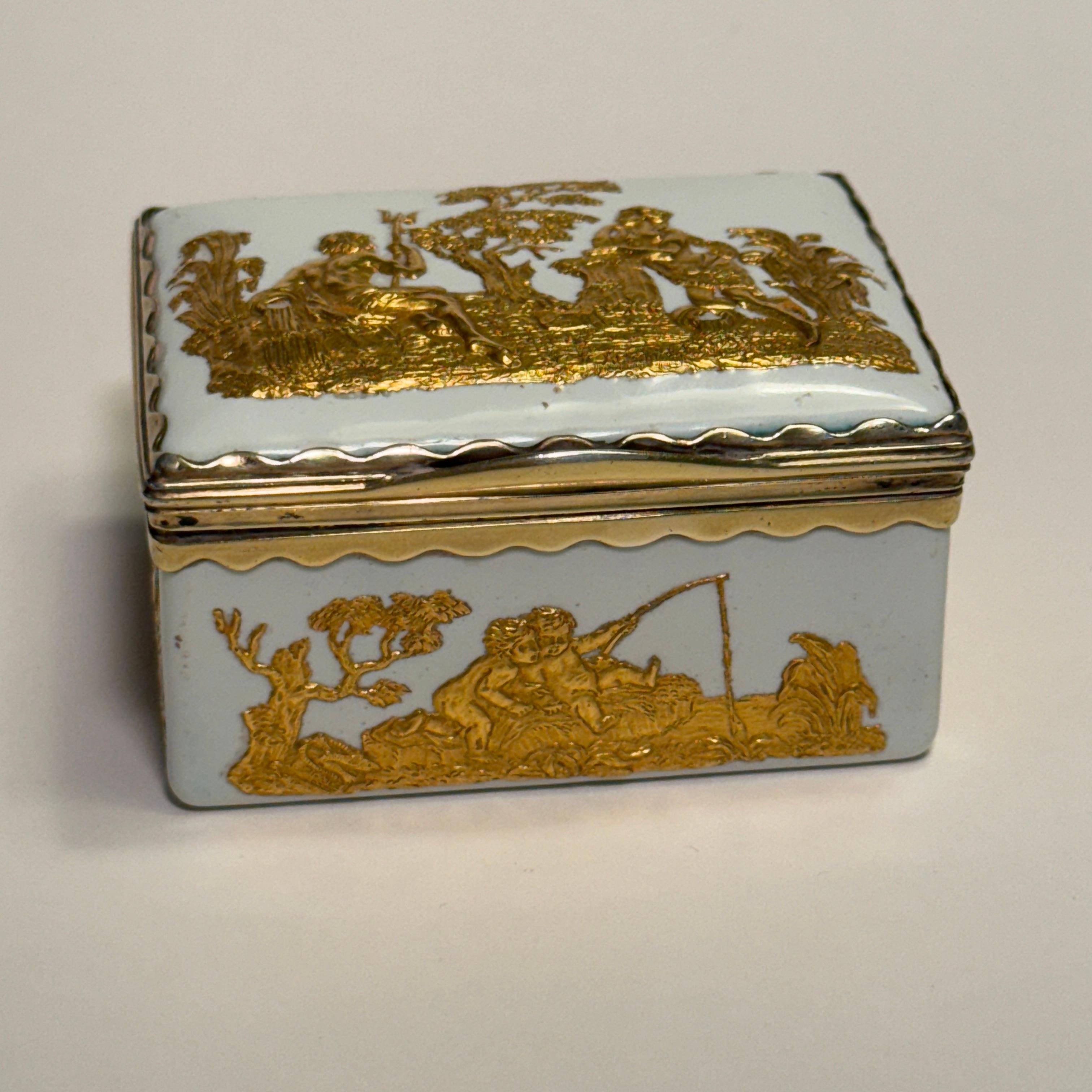 Porzellan-Schnupftabak-Tabakdose aus dem 18. Jahrhundert mit vergoldeten Ormulu-Dekorationen im Angebot 2