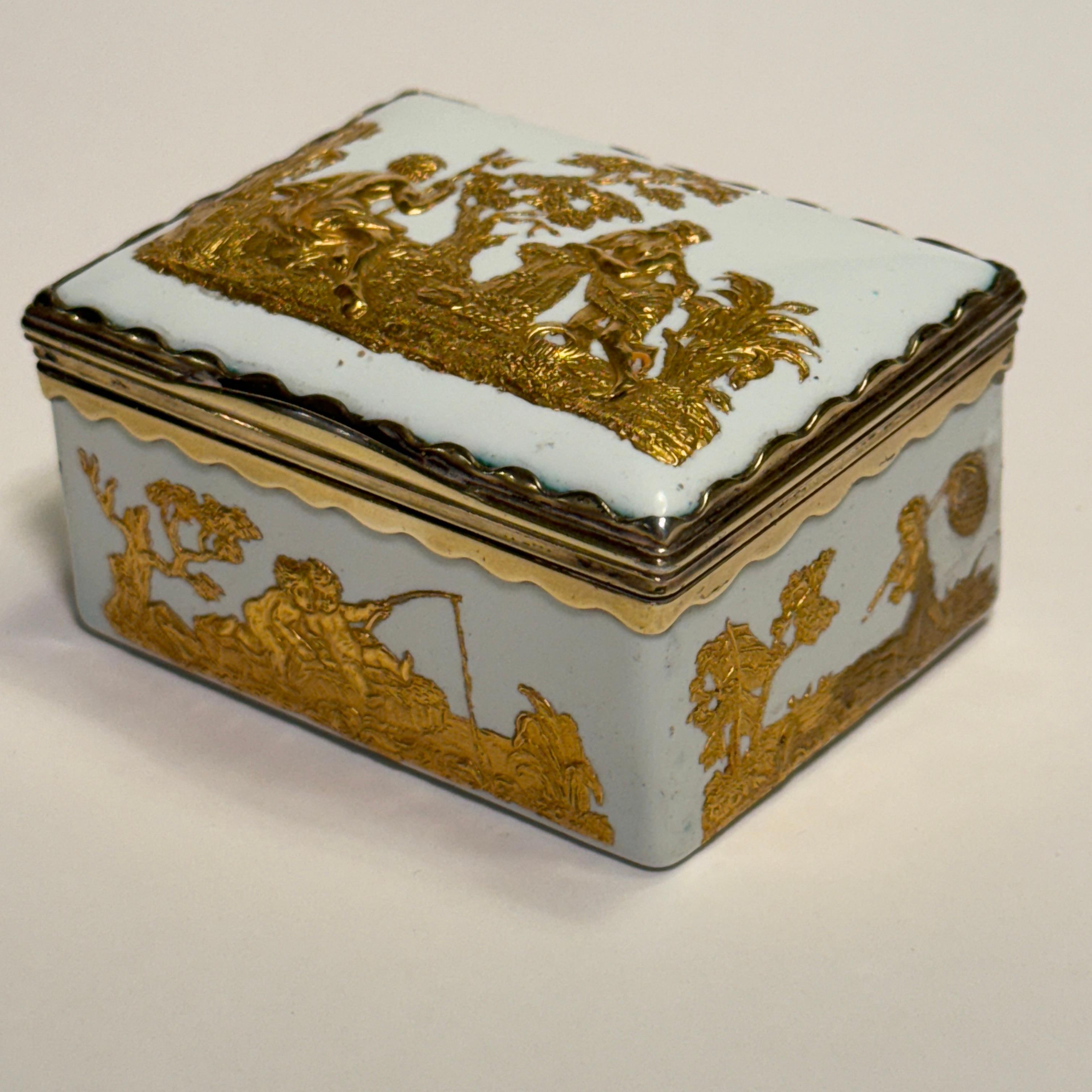 Porzellan-Schnupftabak-Tabakdose aus dem 18. Jahrhundert mit vergoldeten Ormulu-Dekorationen im Angebot 3