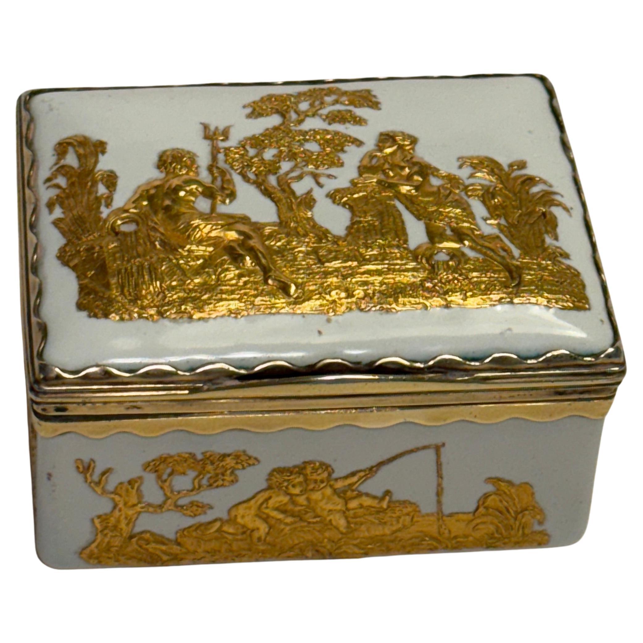 Porzellan-Schnupftabak-Tabakdose aus dem 18. Jahrhundert mit vergoldeten Ormulu-Dekorationen im Angebot