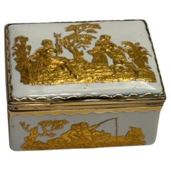 Tabatière à tabac à priser en porcelaine du XVIIIe siècle avec décorations dorées Ormulu