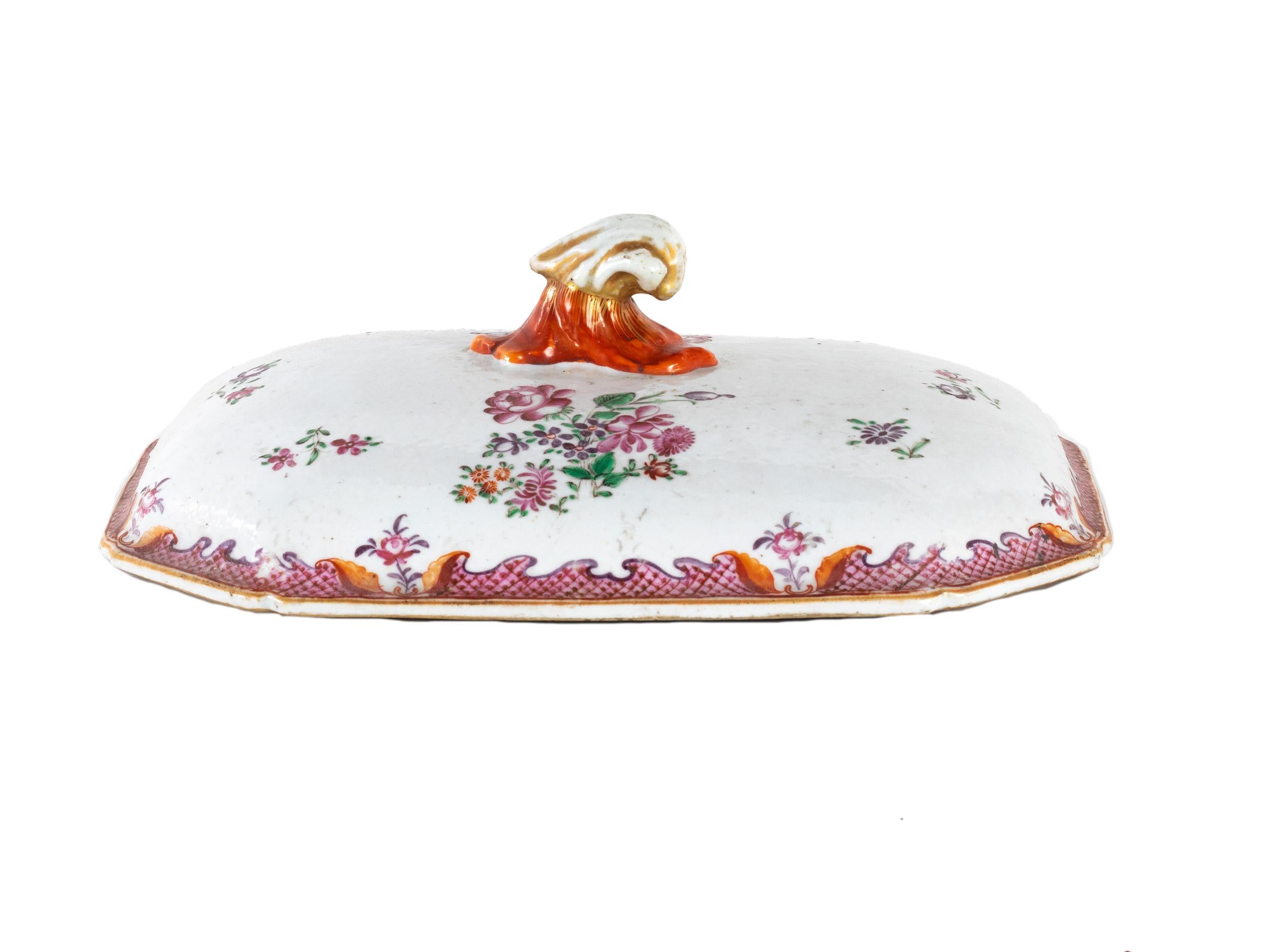 Tapa de sopera de porcelana policromada blanca con detalles periféricos rojos y decoración vegetal de la Compañía Portuguesa de las Indias.