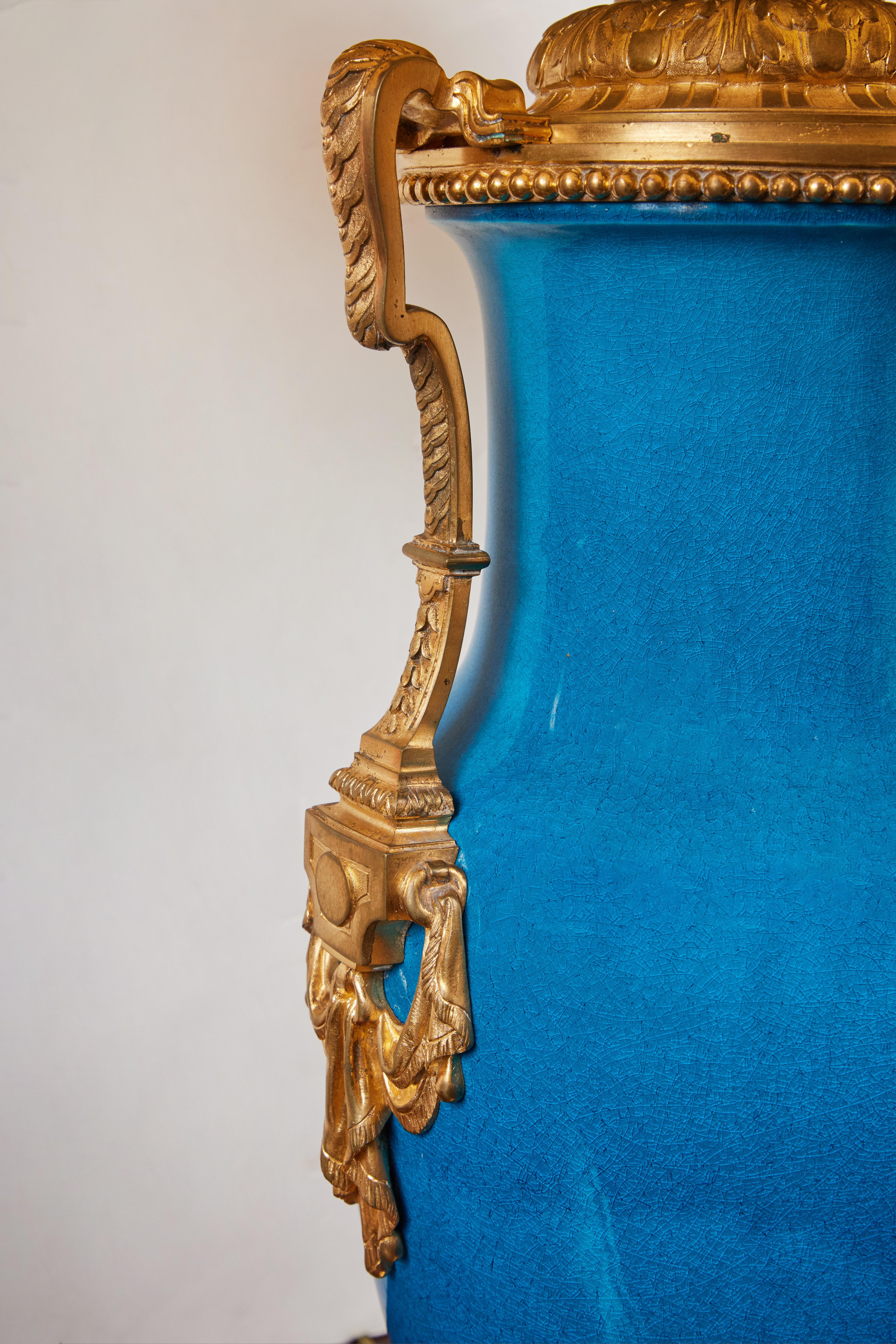 Porzellanvase aus dem 18. Jahrhundert, gedrechselte Lampe (Französisch) im Angebot